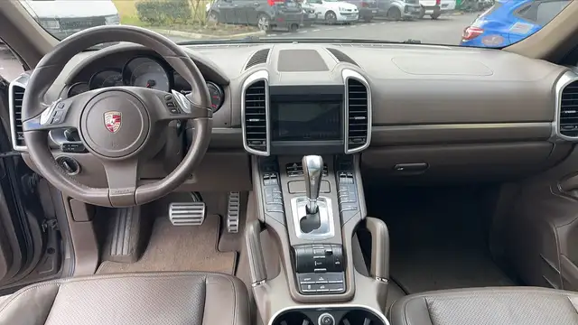 Porsche Cayenne view 11