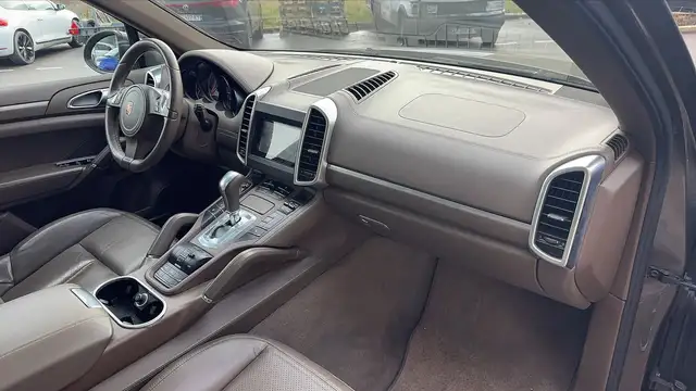 Porsche Cayenne view 10