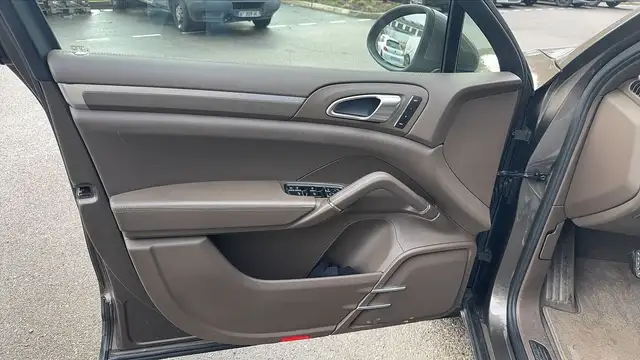 Porsche Cayenne view 7