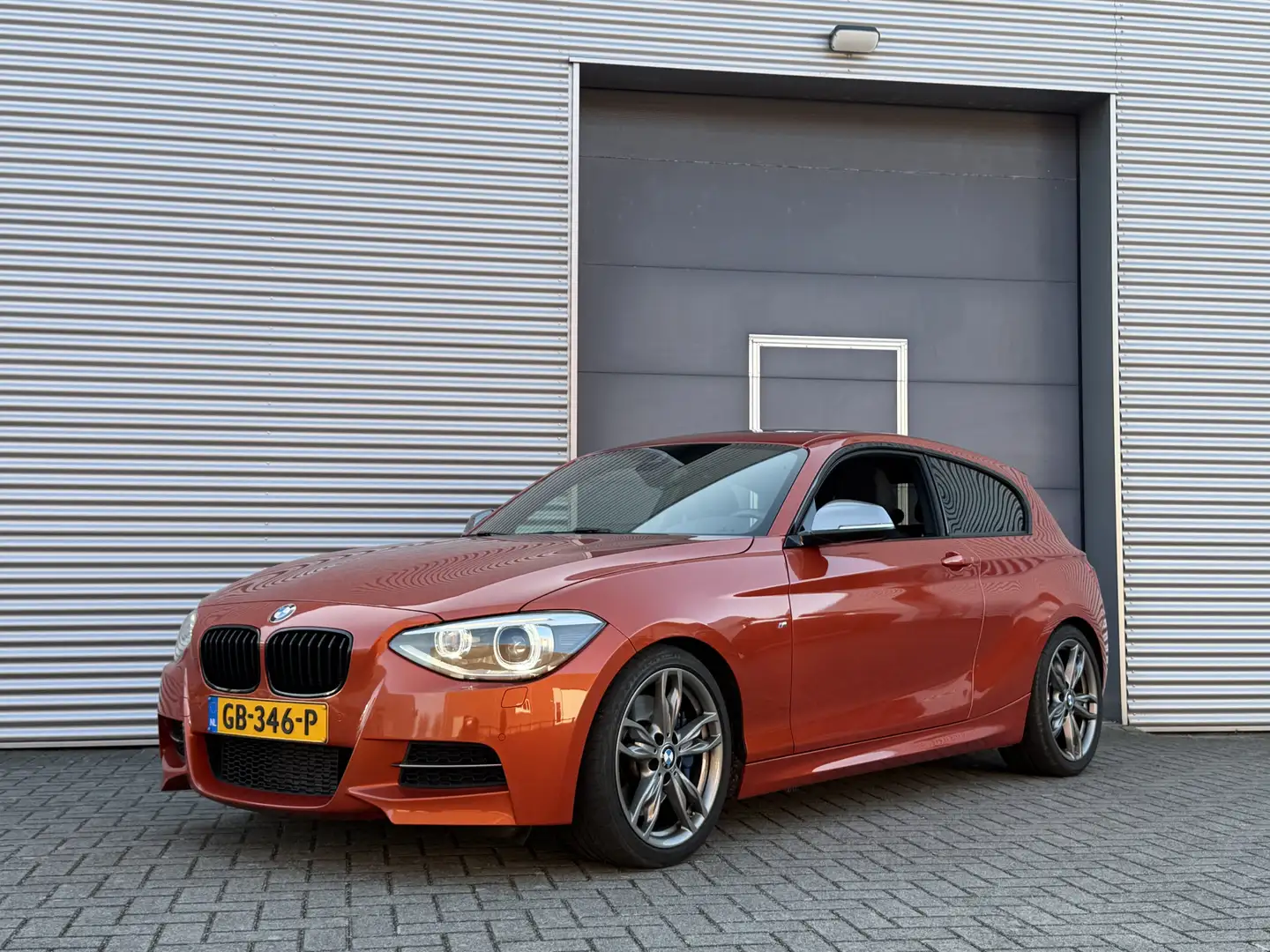 BMW 135 1-serie M135i xDrive High Executive I Aut. I 320PK Orange - 1