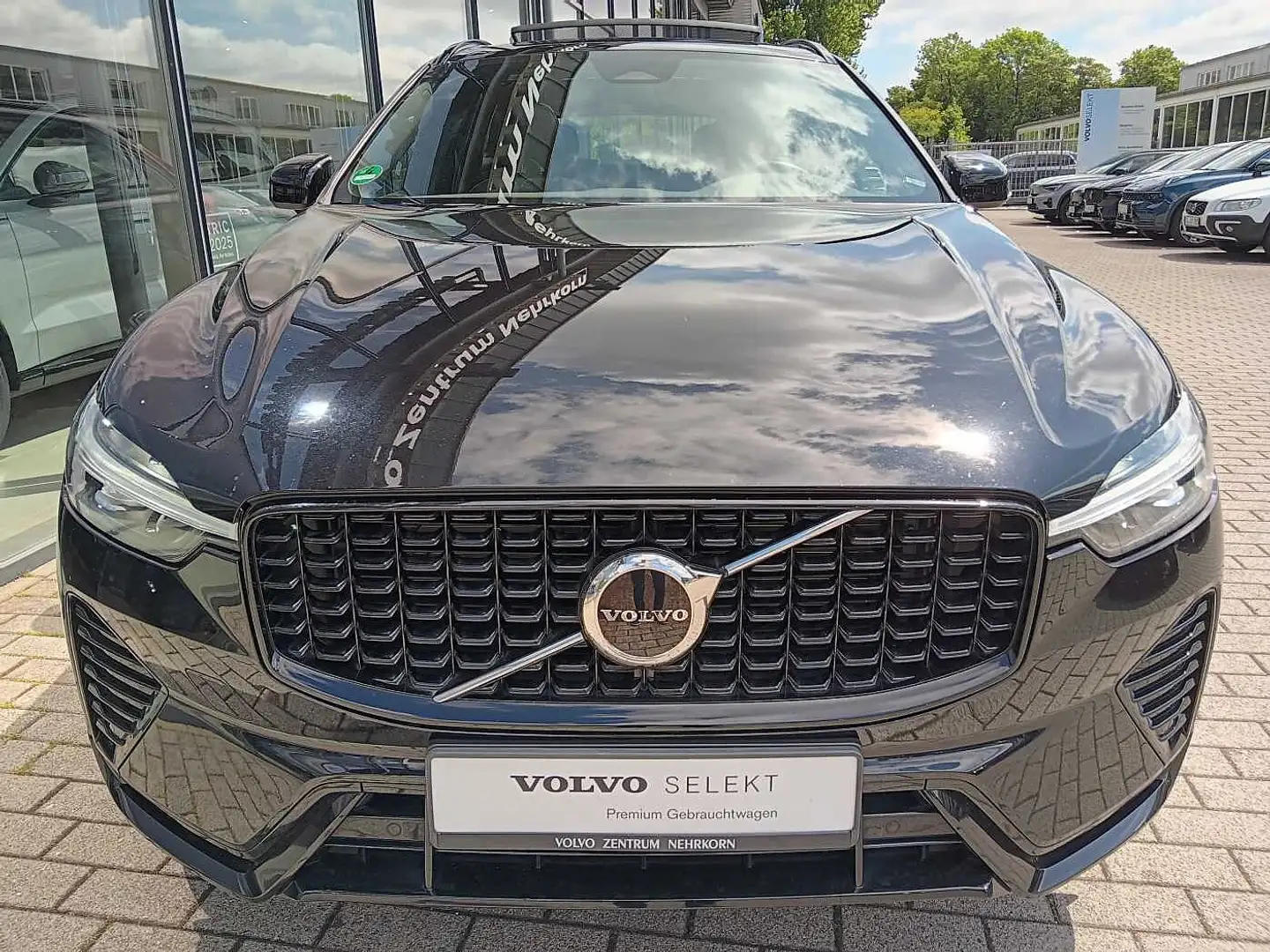 Volvo XC60 B4 D 2WD R-Design 'AHK, ACC' Schwarz - 2