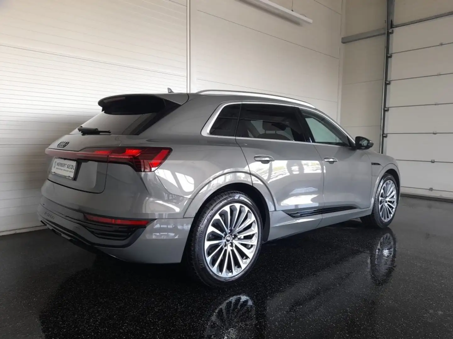 Audi Q8 e-tron 95 kWh QUATTRO FACELIFT *SKY / MATRIX LED / 21 ZOLL / VOLLEDER BELÜFTET & MEMORY / KAMERA / ASS. TOUR / 4-ZONEN-KLIMA* Grau - 2