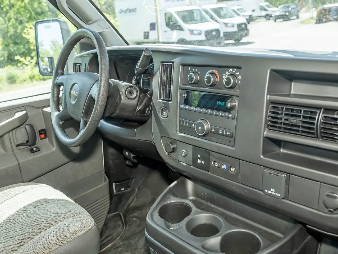 GMC Savana снимка GMC Savana