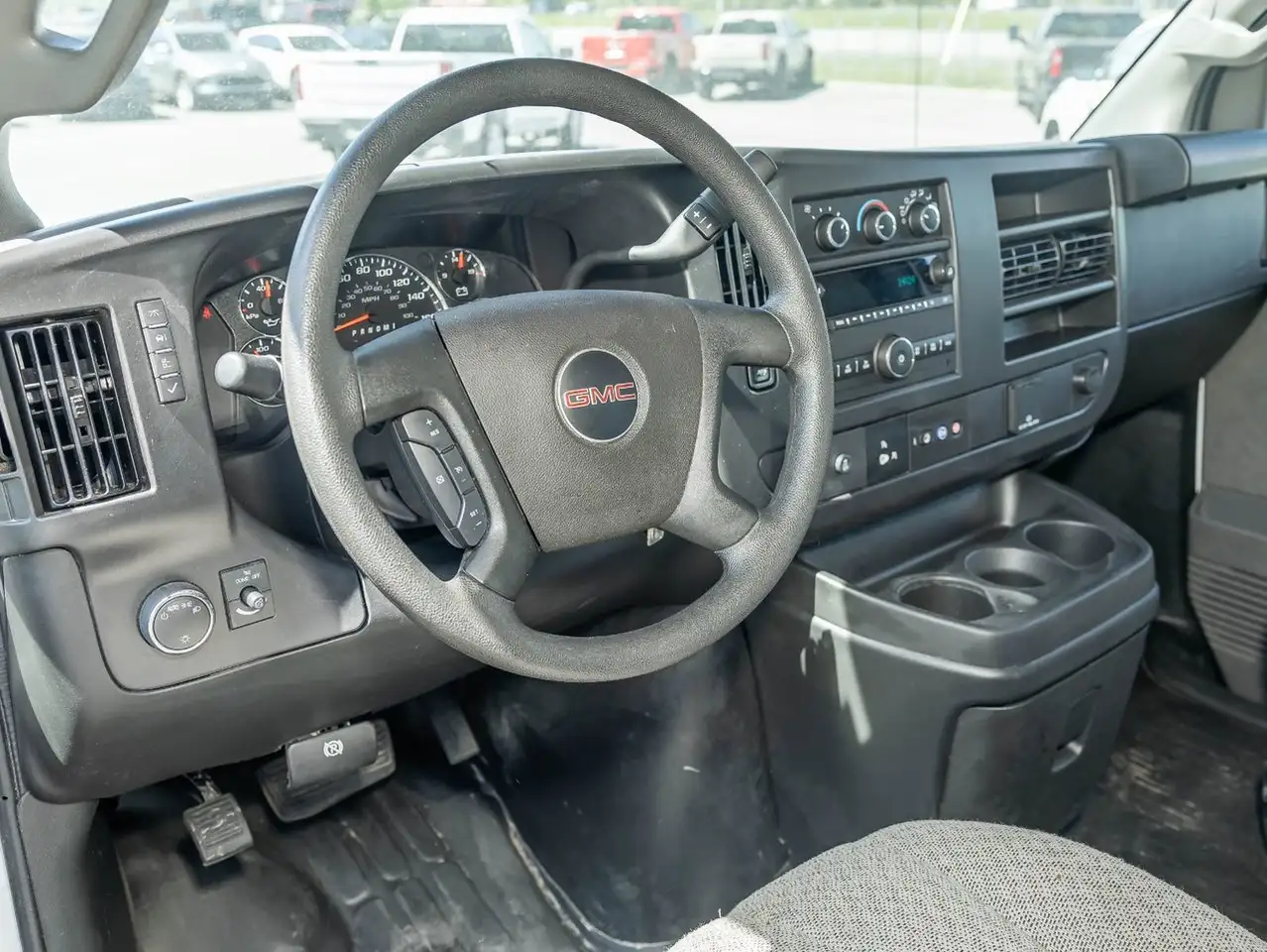 GMC Savana снимка GMC Savana