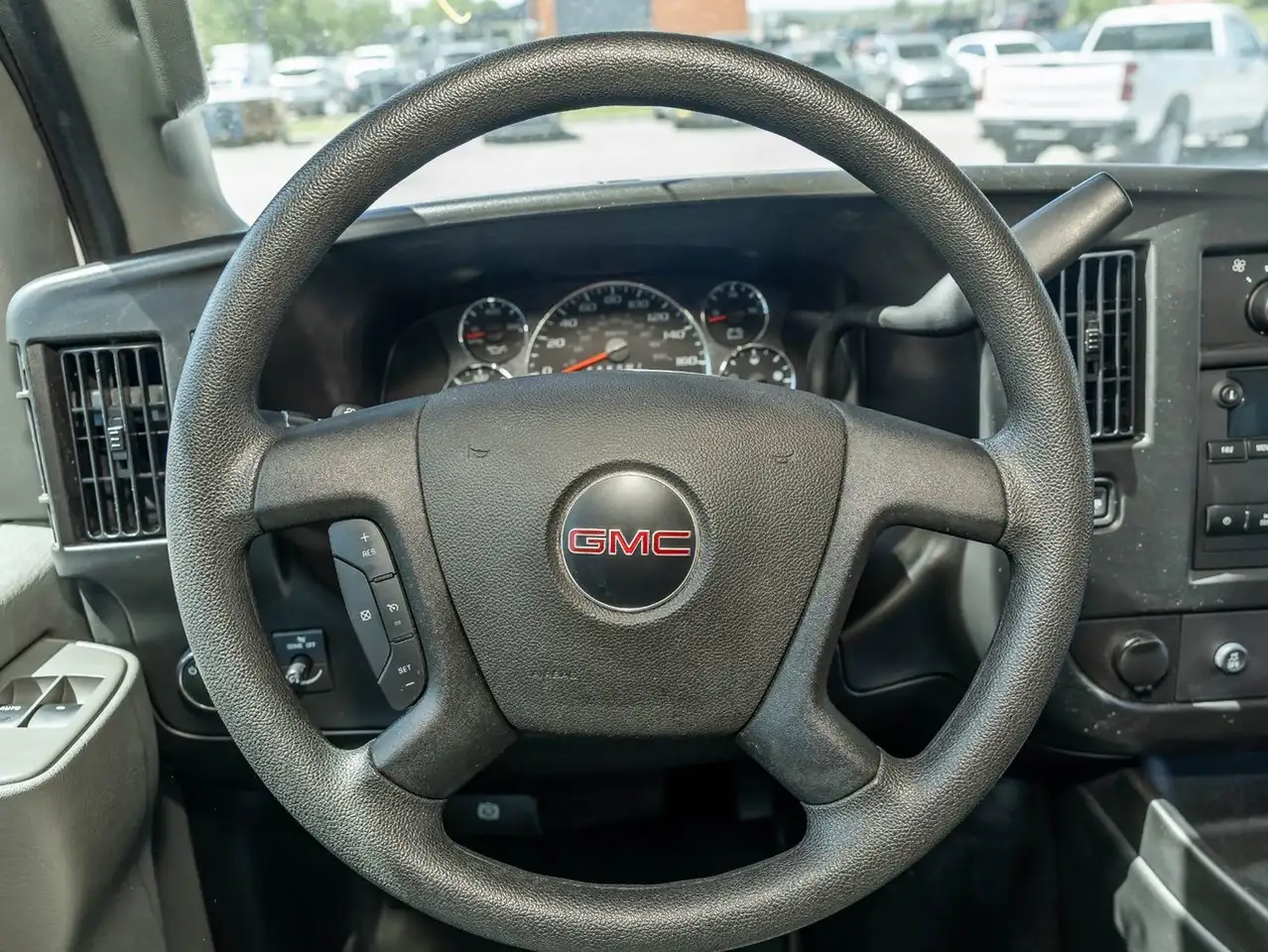 GMC Savana снимка GMC Savana
