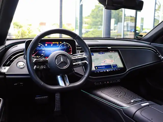 Mercedes-Benz 220 view 16