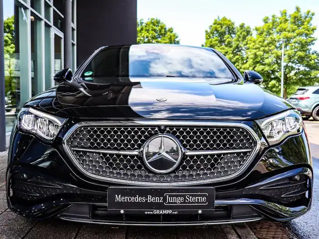 Mercedes-Benz 220 view 11