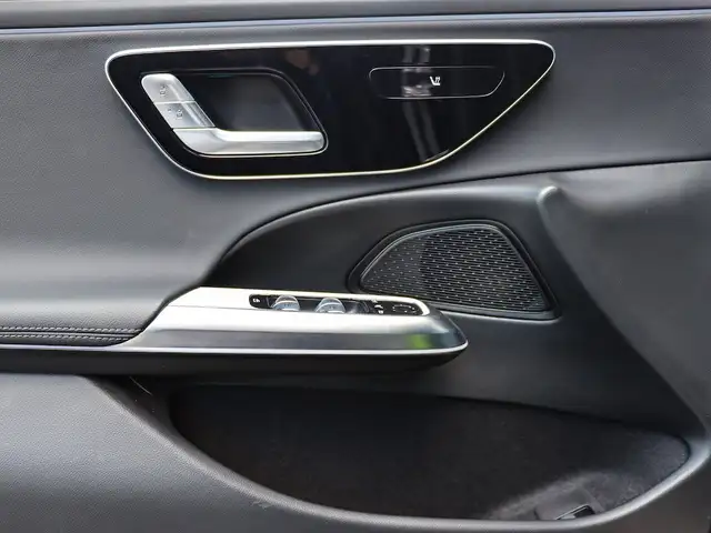 Mercedes-Benz 220 view 13