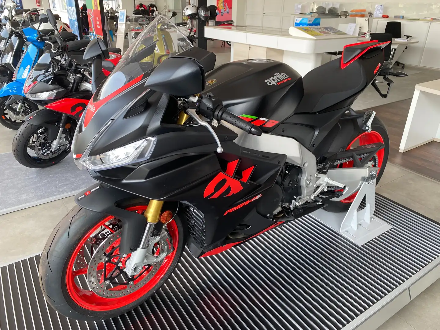 Aprilia RSV4 1100 ultimo pezzo PREZZO SHOCK Noir - 1