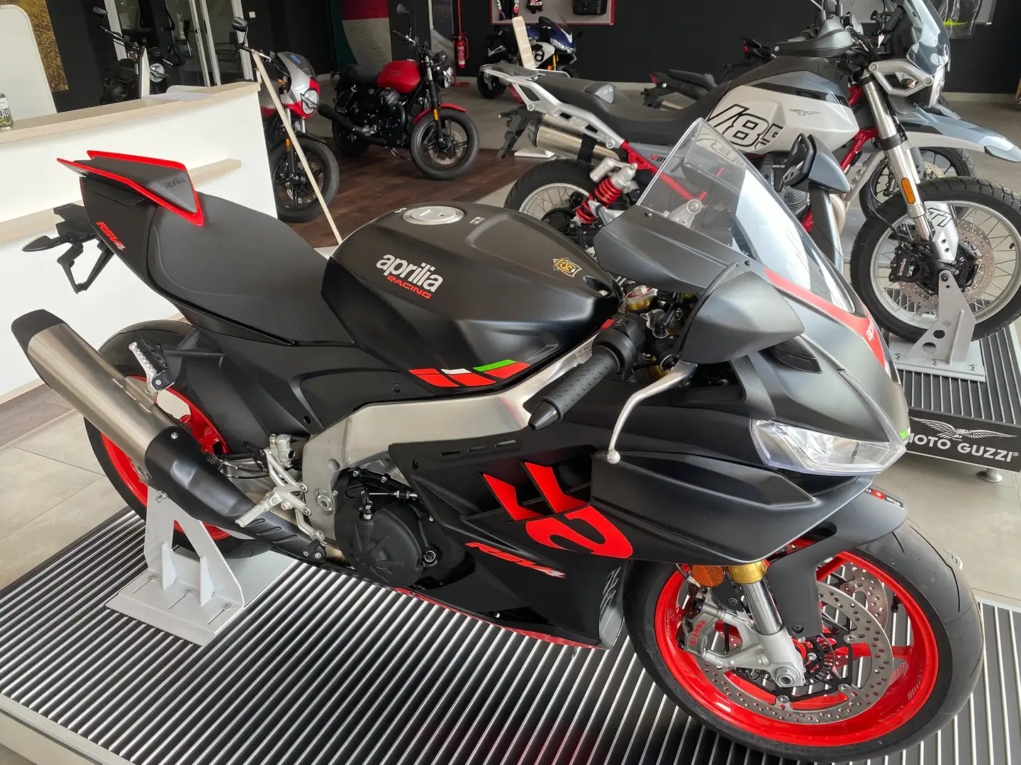 Aprilia RSV4 1100 ultimo pezzo PREZZO SHOCK Noir - 2