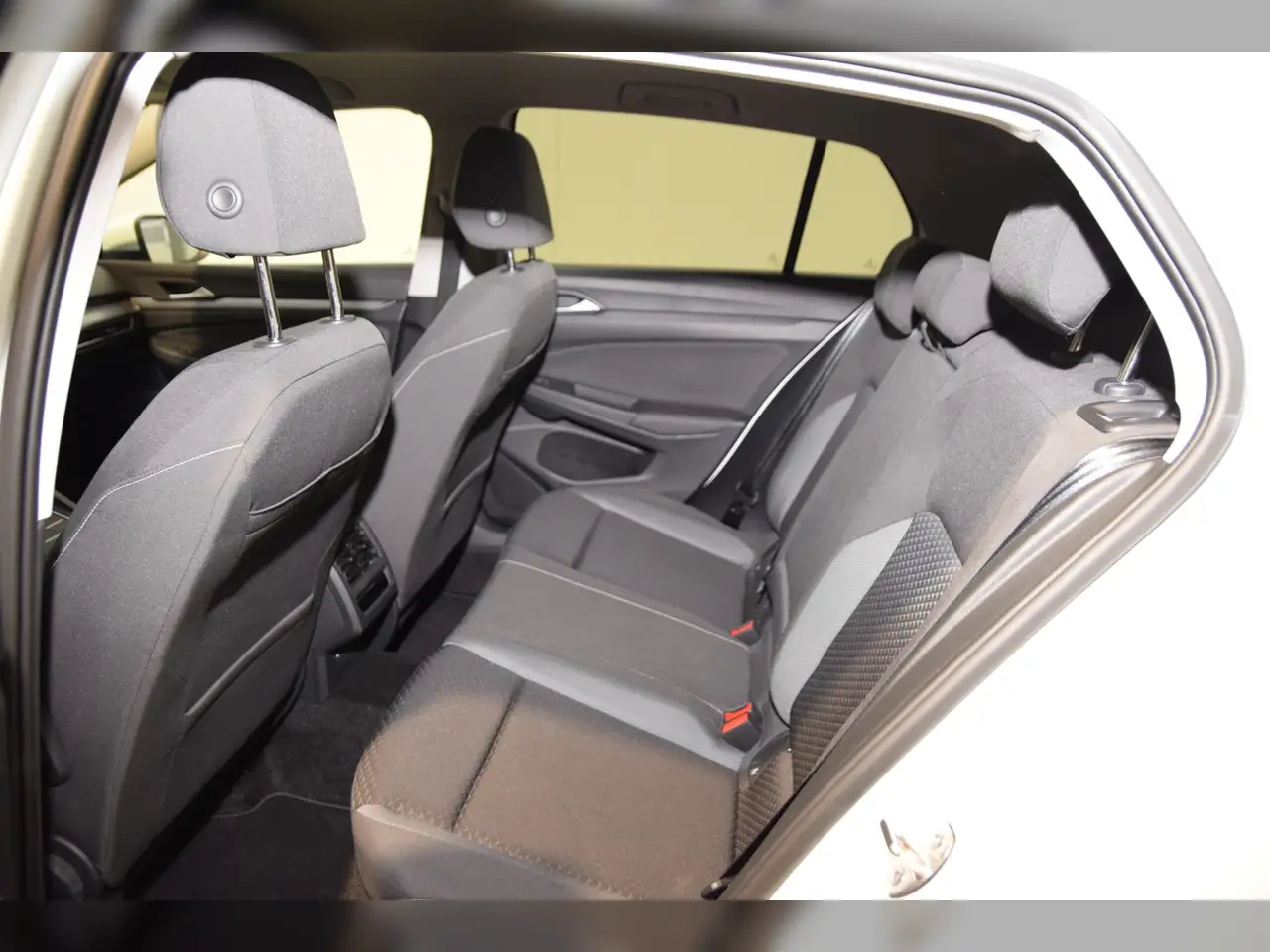 Volkswagen Golf VIII TSI Active AHK - LED - RearView 8