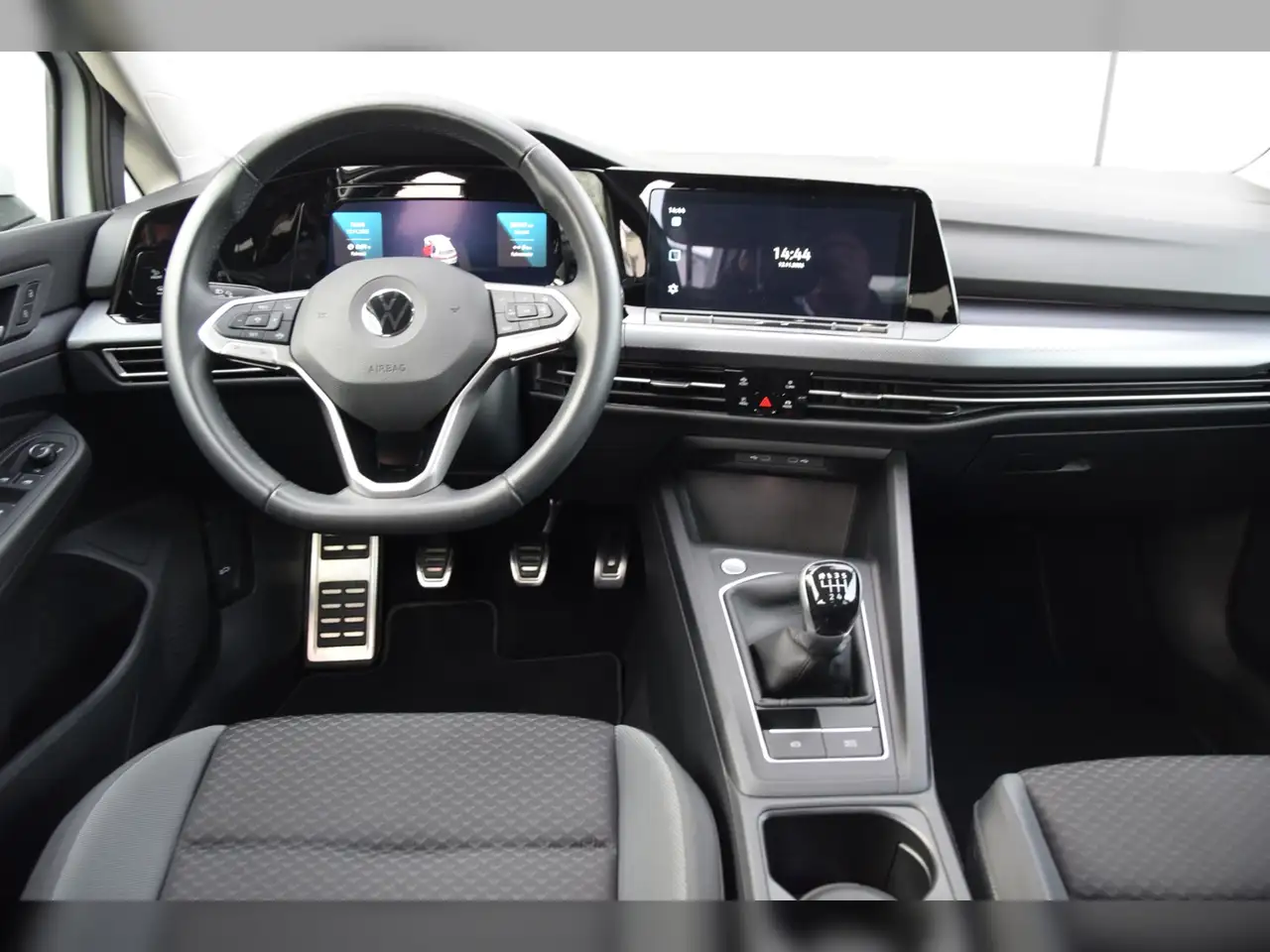 Volkswagen Golf VIII TSI Active AHK - LED - RearView 11