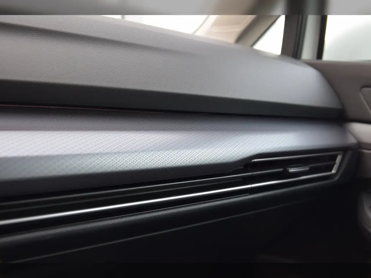 Volkswagen Golf VIII TSI Active AHK - LED - RearView 17