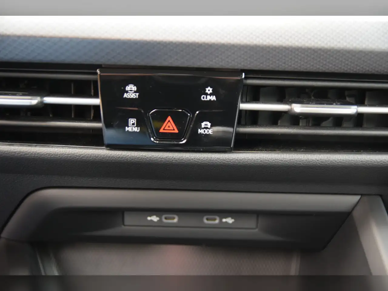 Volkswagen Golf VIII TSI Active AHK - LED - RearView 16