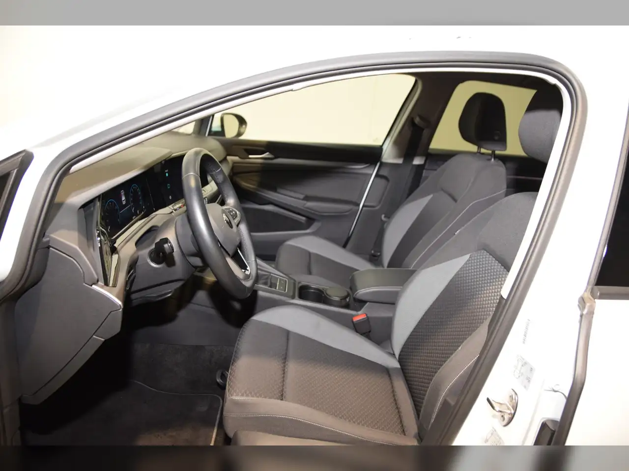 Volkswagen Golf VIII TSI Active AHK - LED - RearView 9