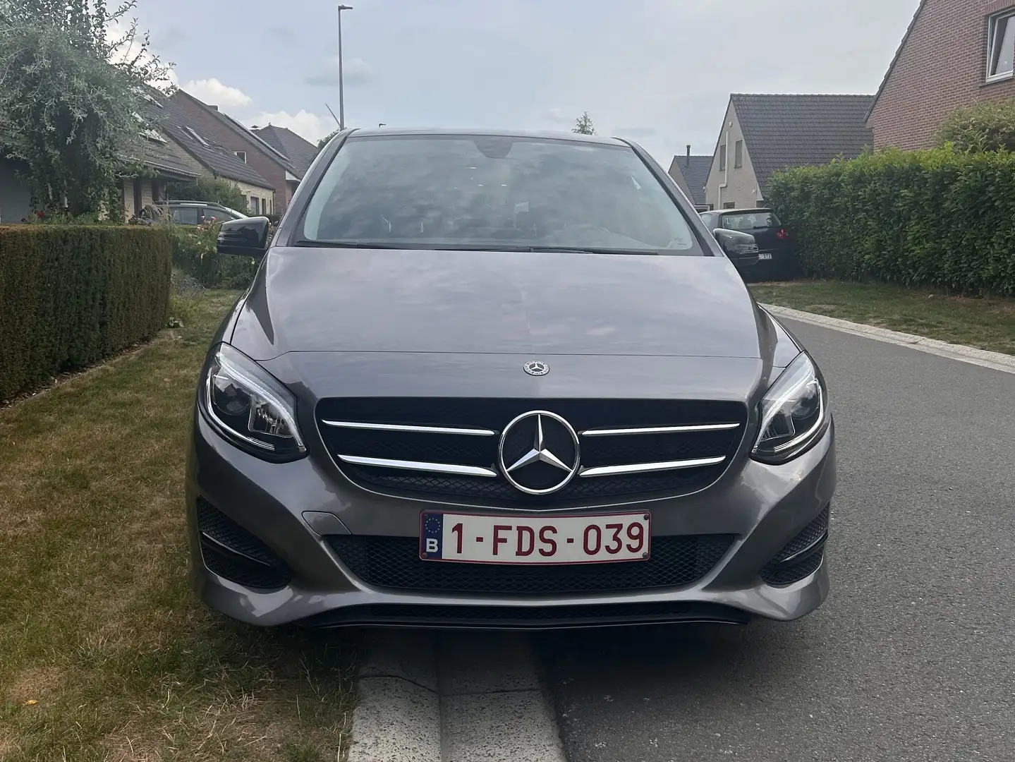 Mercedes-Benz B 180 B 180 (CDI) d 7G-DCT Urban Gris - 1