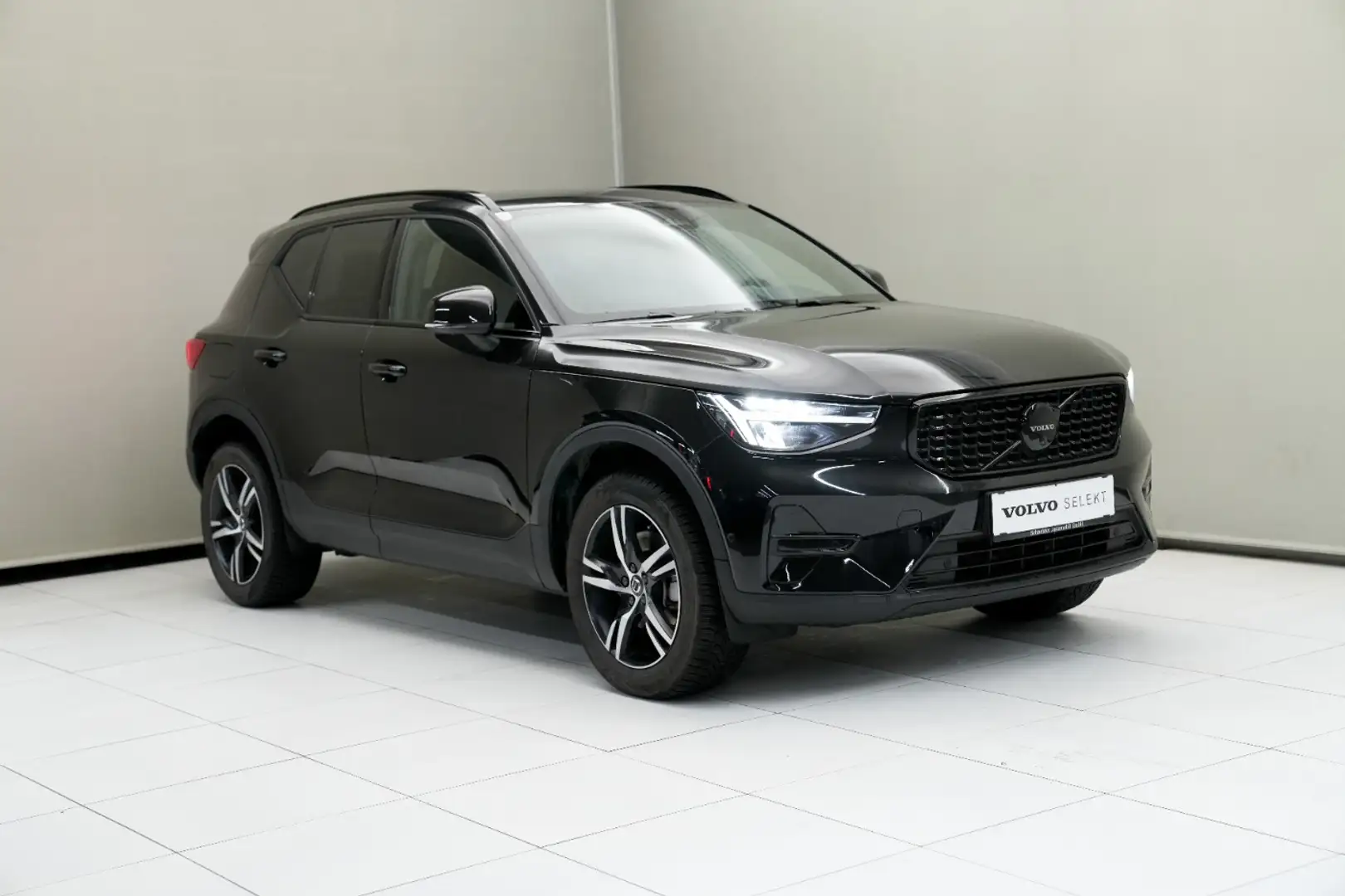 Volvo XC40 Black Edition Ultra, B3 Mild Hybrid, Benzin Schwarz - 2