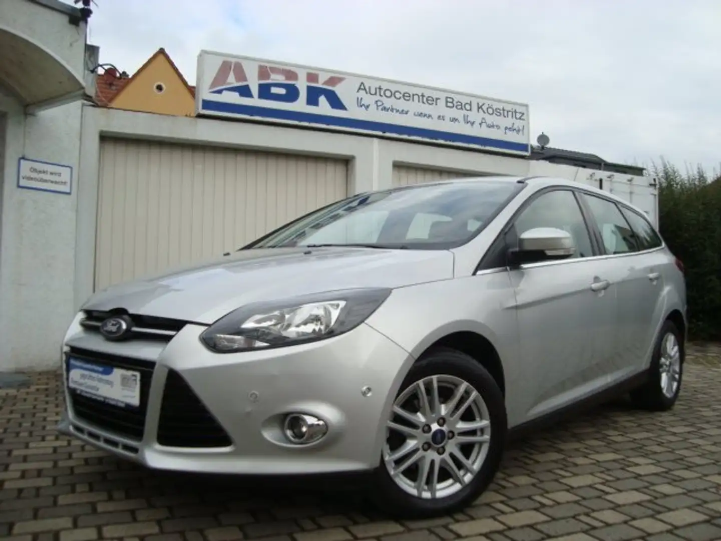 Ford Focus Turnier Titanium Benzin/Gas SHZ/PDC/Temp./1.Hand Silber - 1