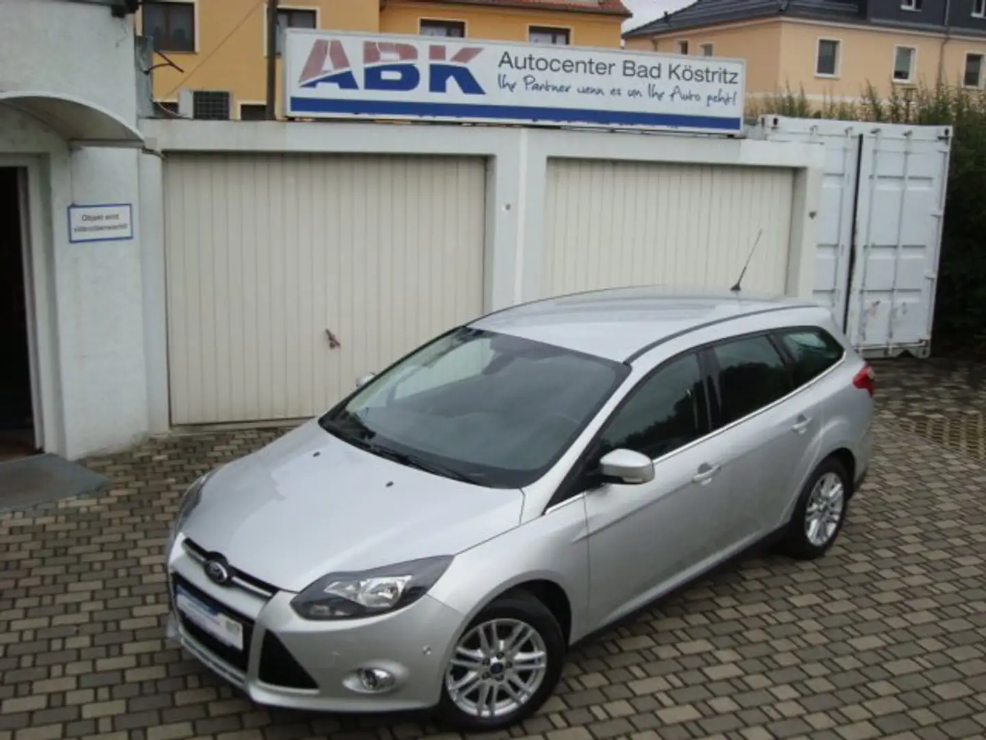Ford Focus Turnier Titanium Benzin/Gas SHZ/PDC/Temp./1.Hand Silber - 2