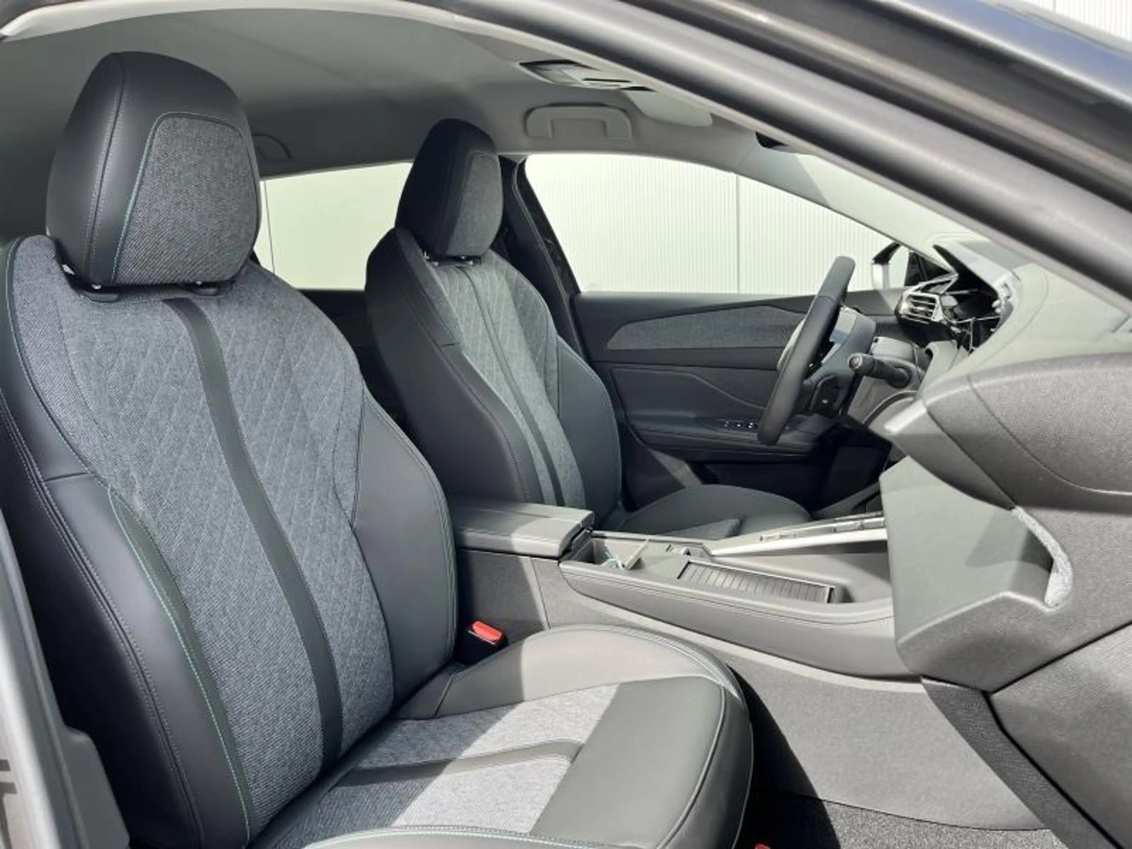 Peugeot 408 ALLURE PACK 1.2 TURBO 130 EAT8 — photo 9