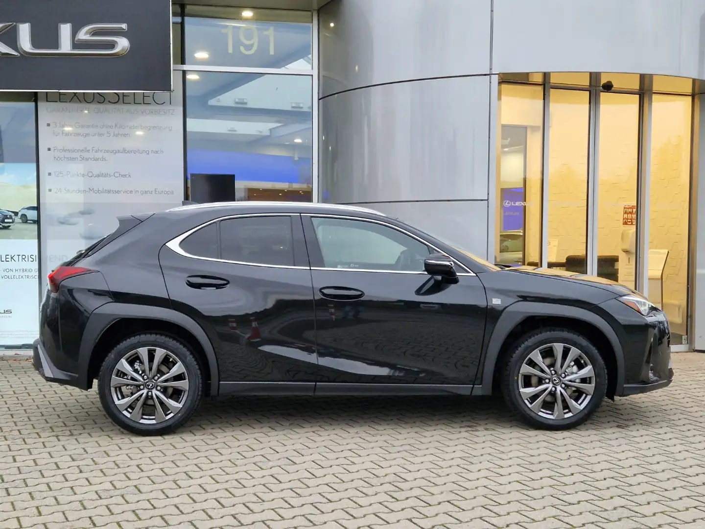 Lexus UX 300h F Sport Design Schwarz - 2