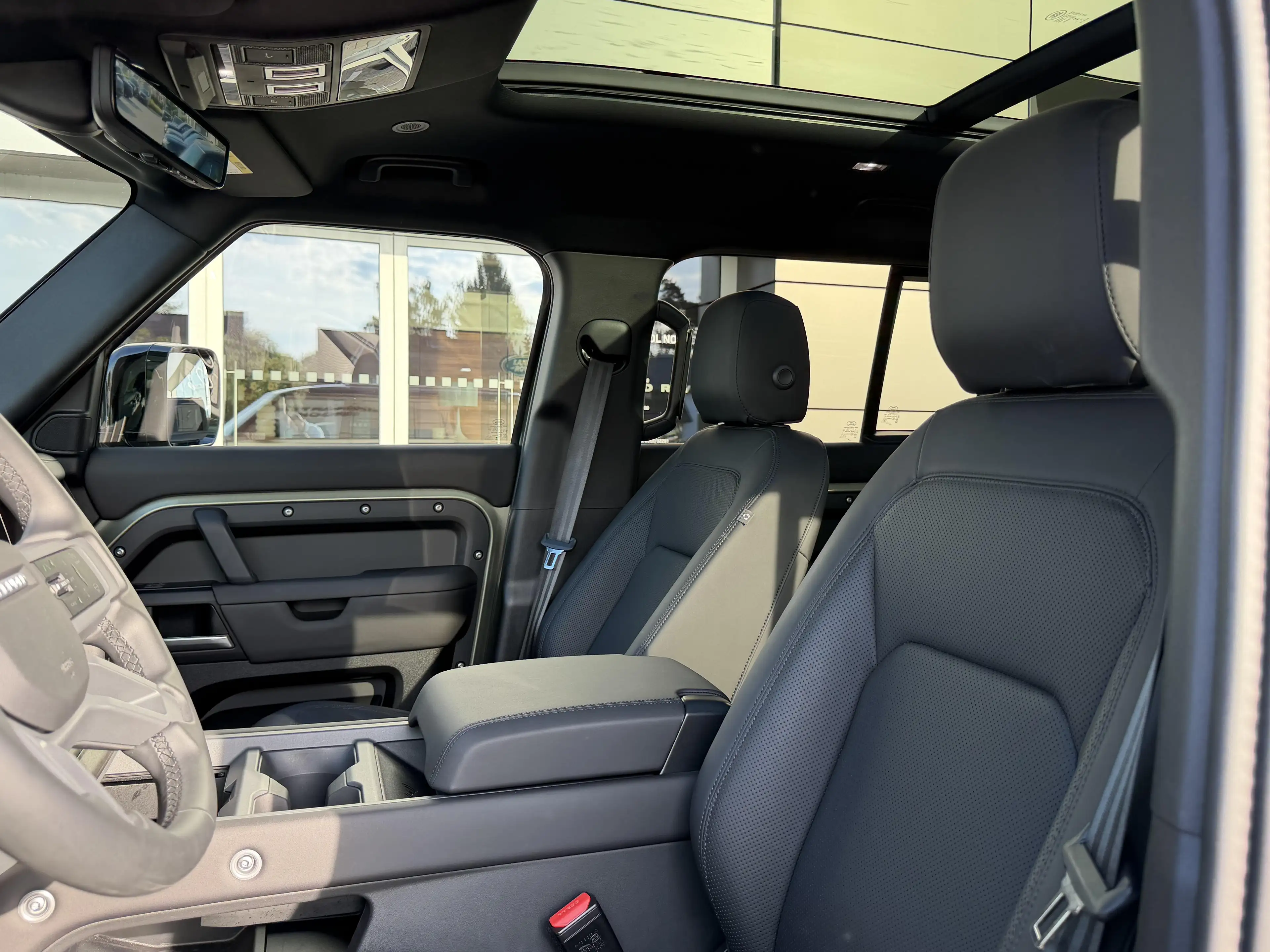Land Rover Defender P300e X-Dynamic SE — photo 8