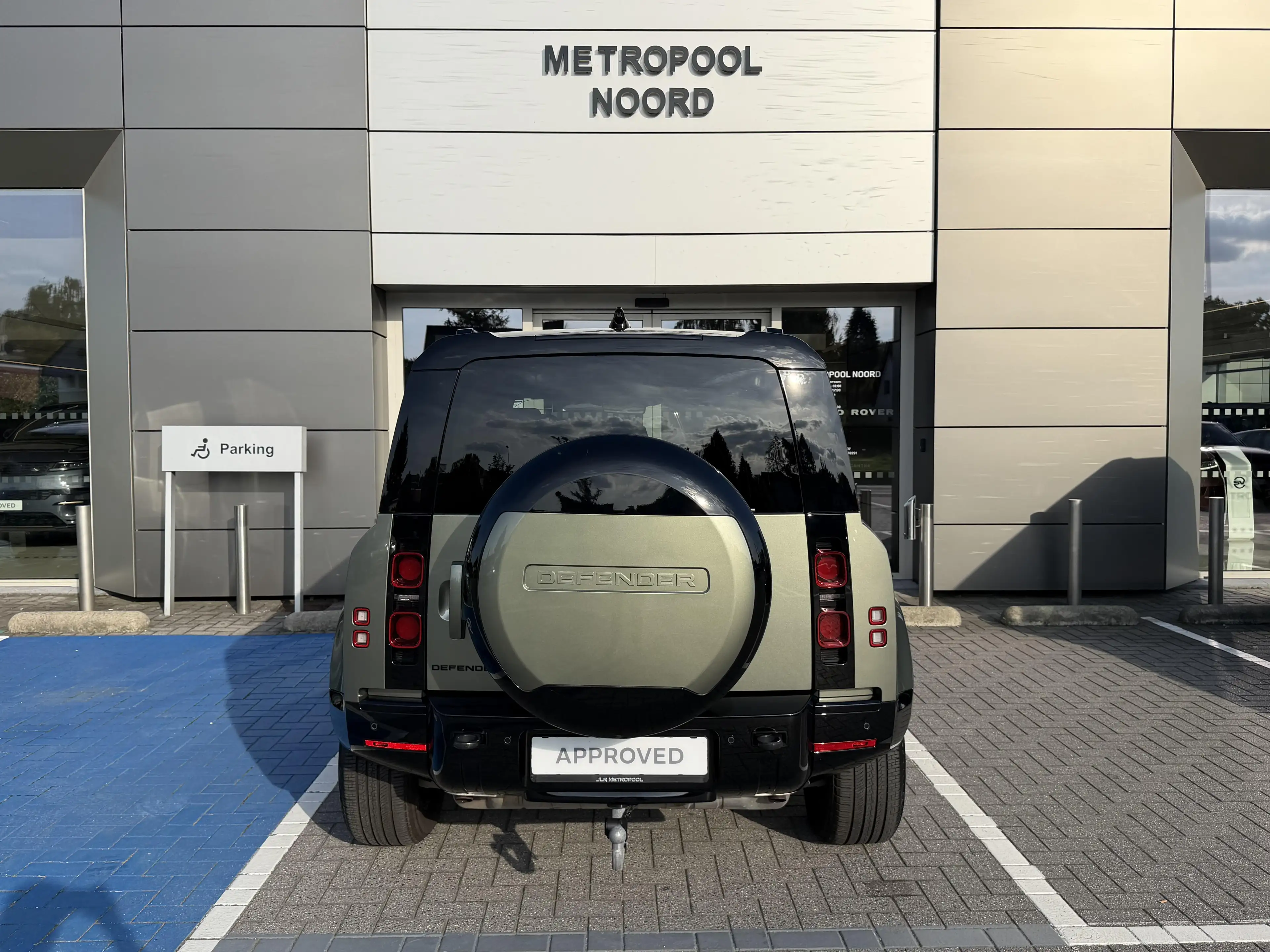 Land Rover Defender P300e X-Dynamic SE — photo 5