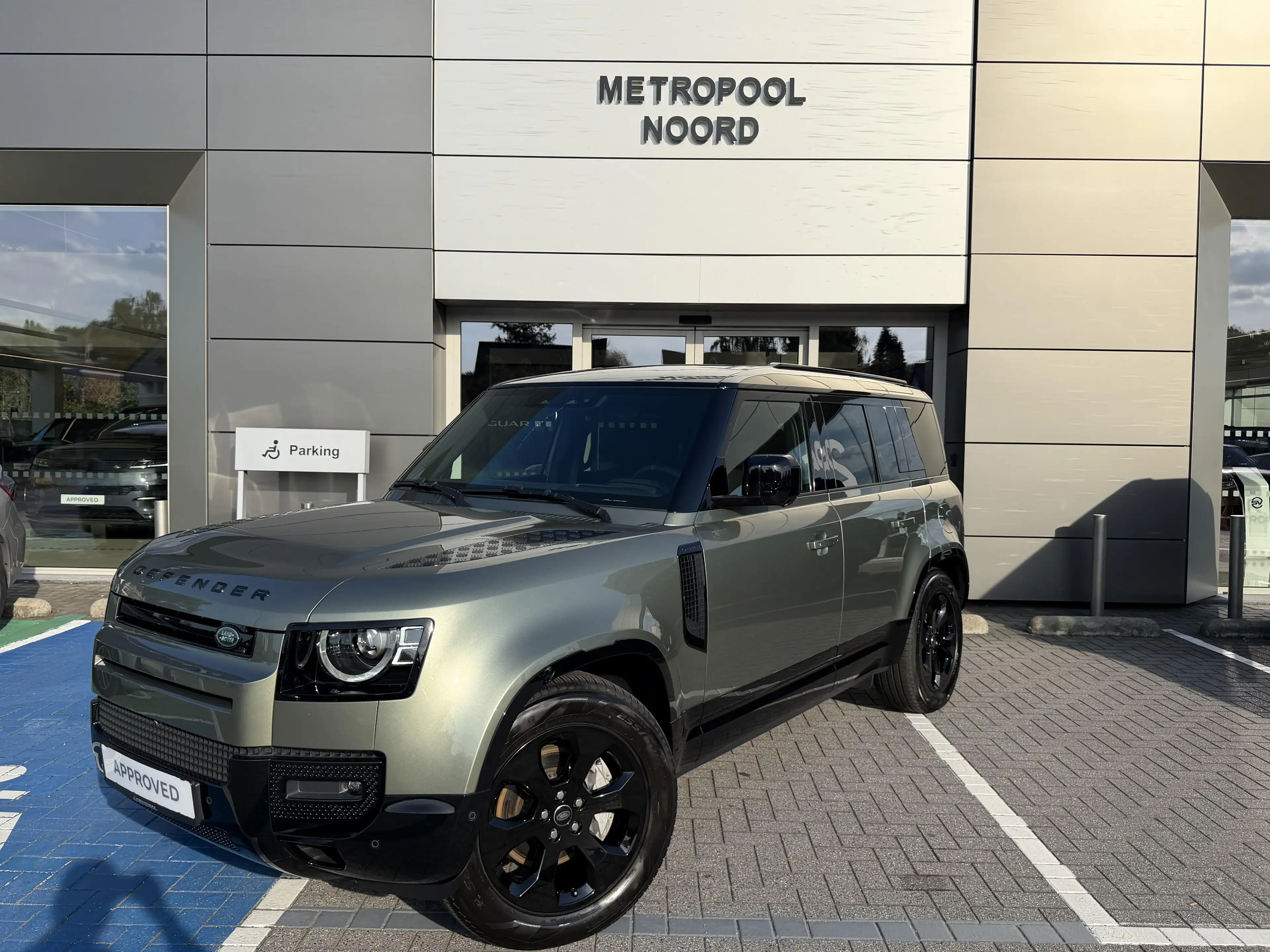 Land Rover Defender P300e X-Dynamic SE
