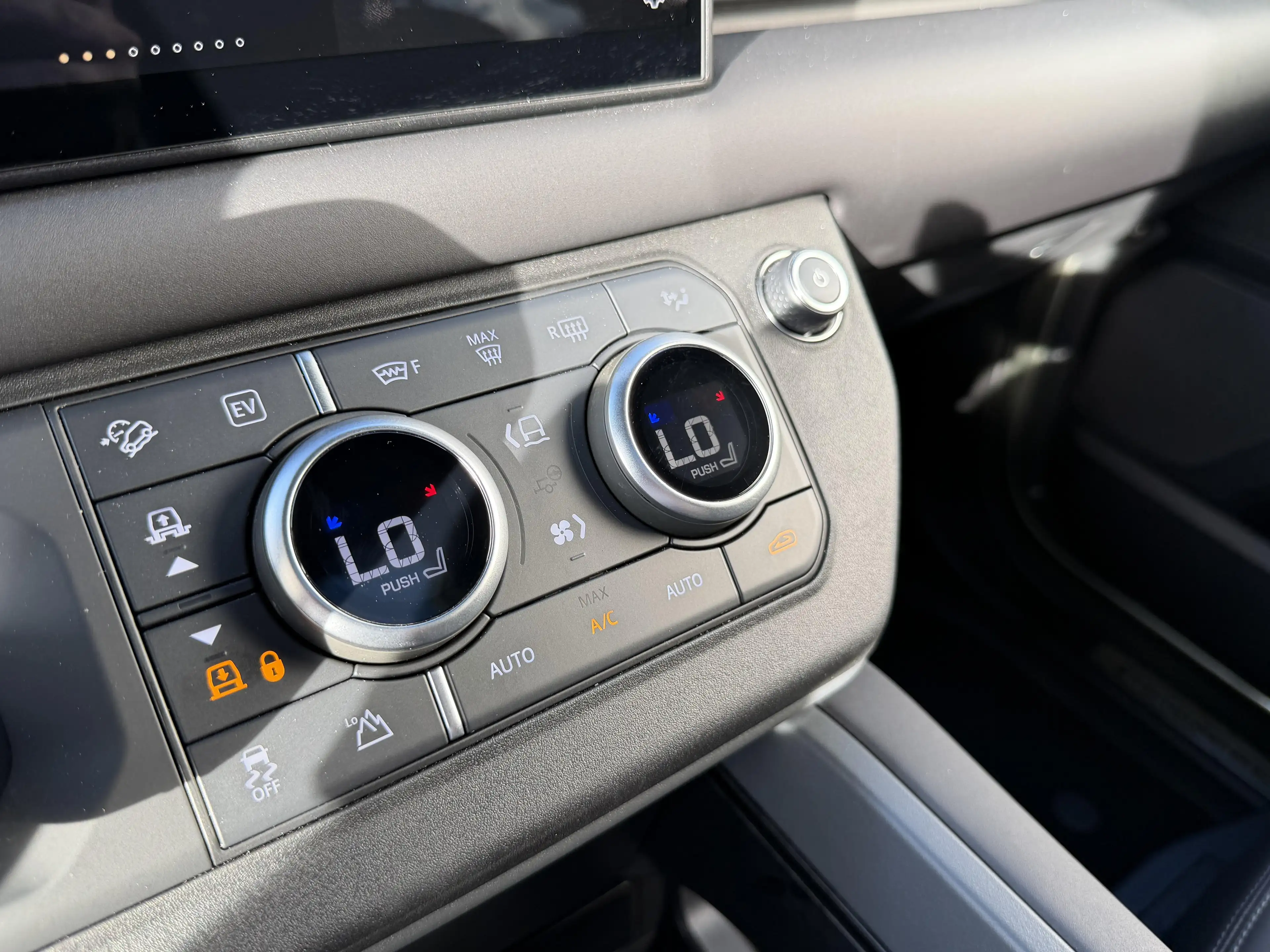 Land Rover Defender P300e X-Dynamic SE — photo 14