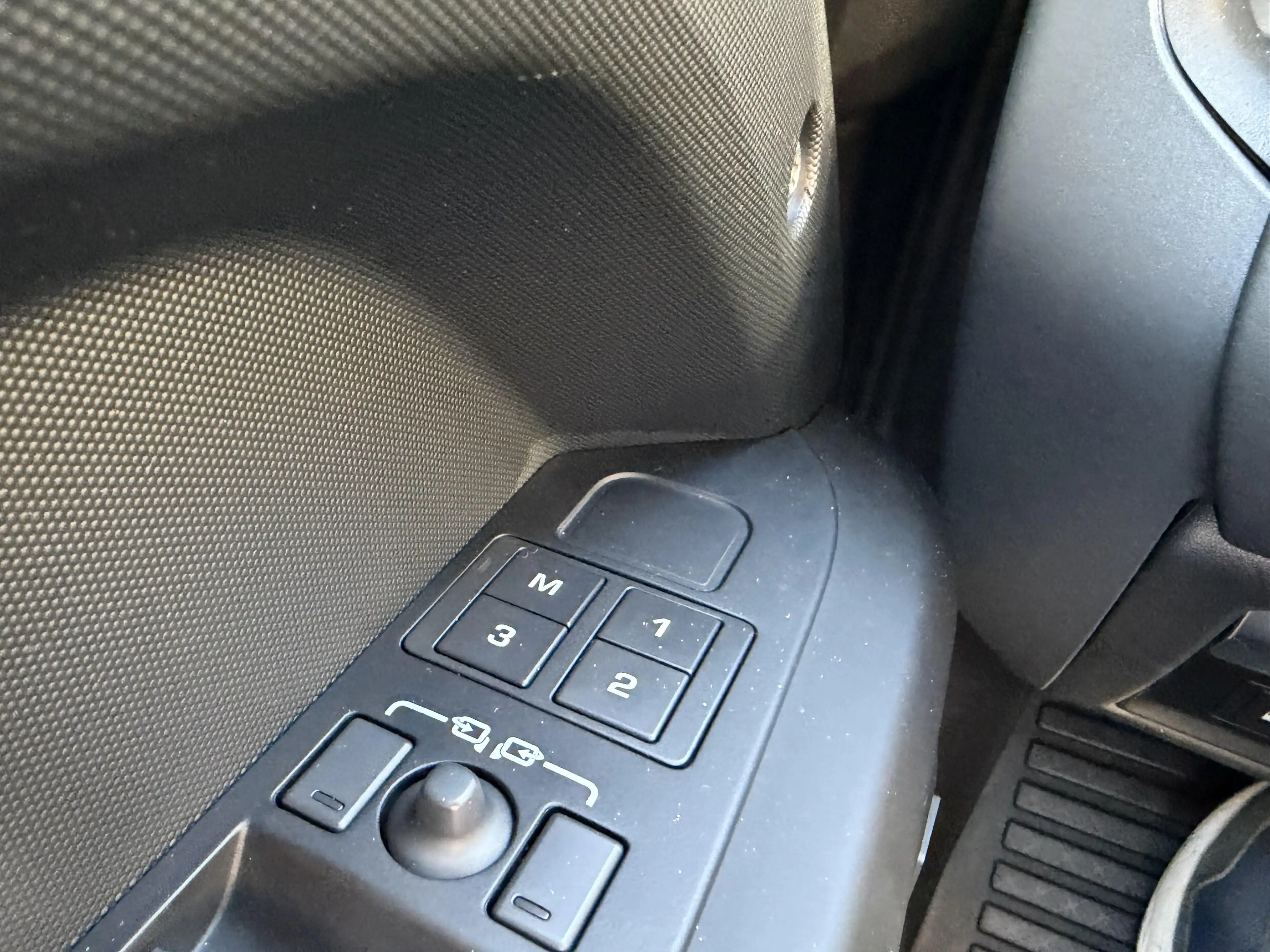 Land Rover Defender P300e X-Dynamic SE — photo 13