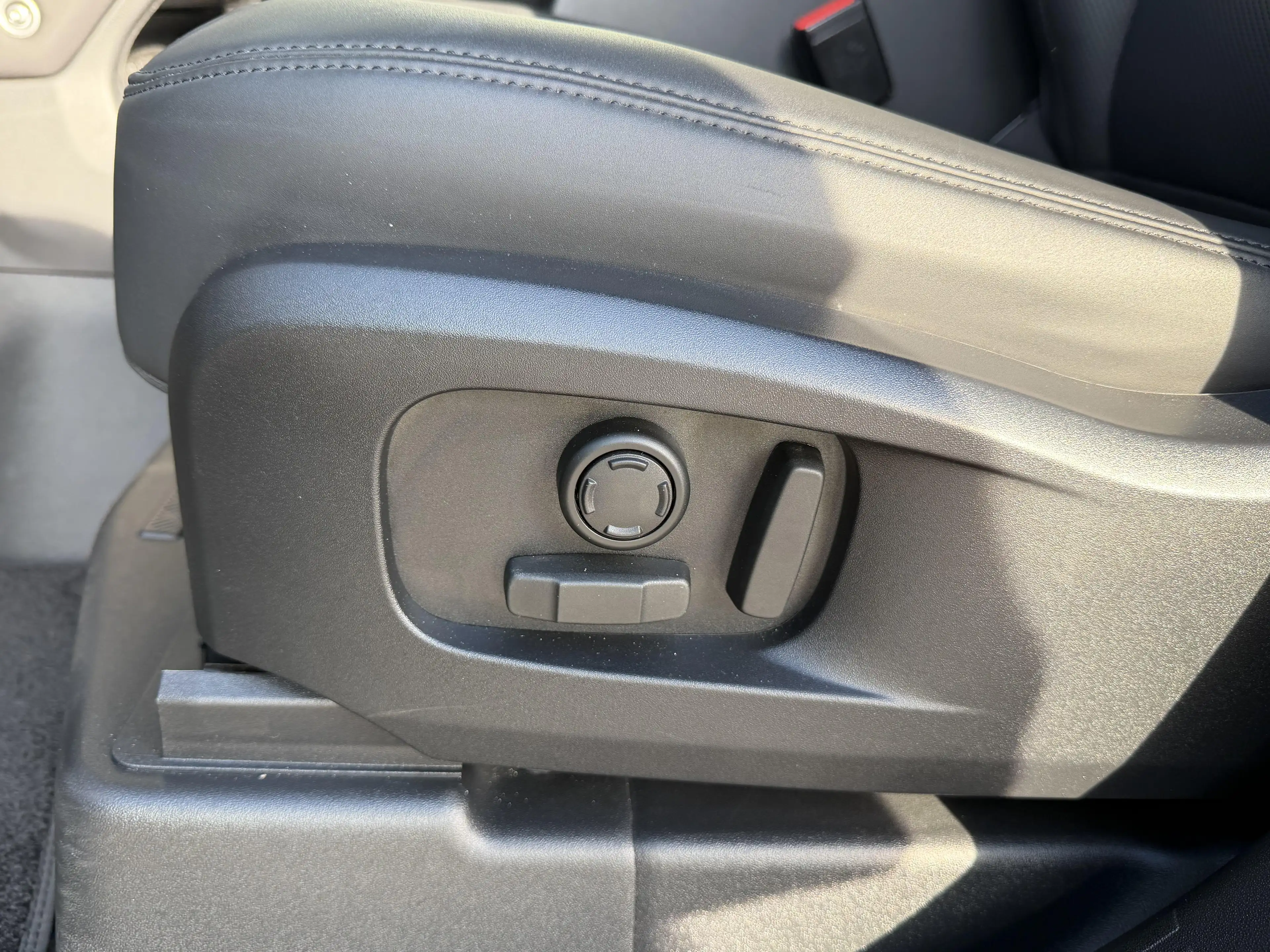 Land Rover Defender P300e X-Dynamic SE — photo 12