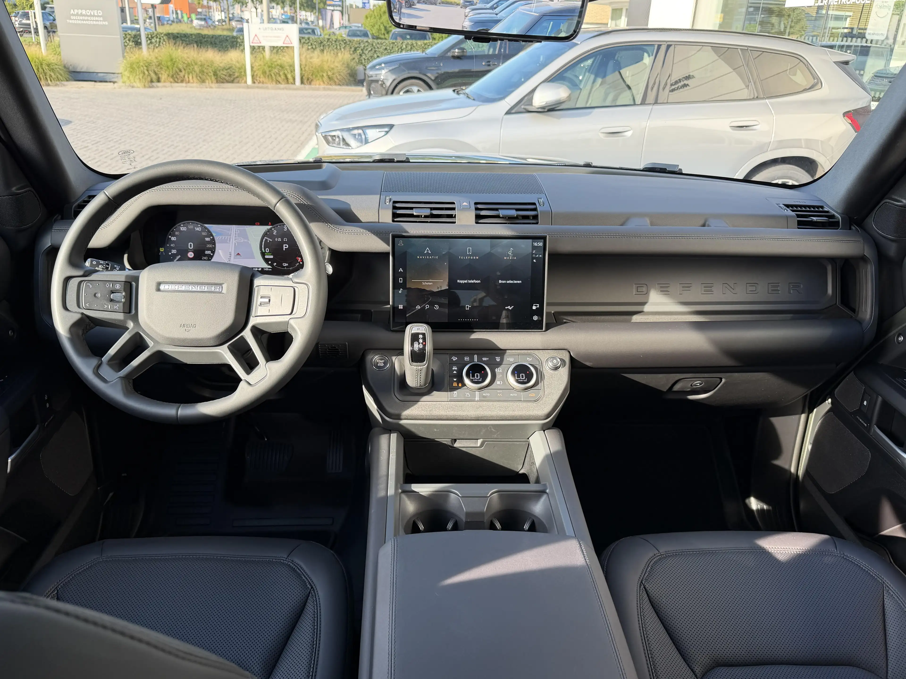 Land Rover Defender P300e X-Dynamic SE — photo 6