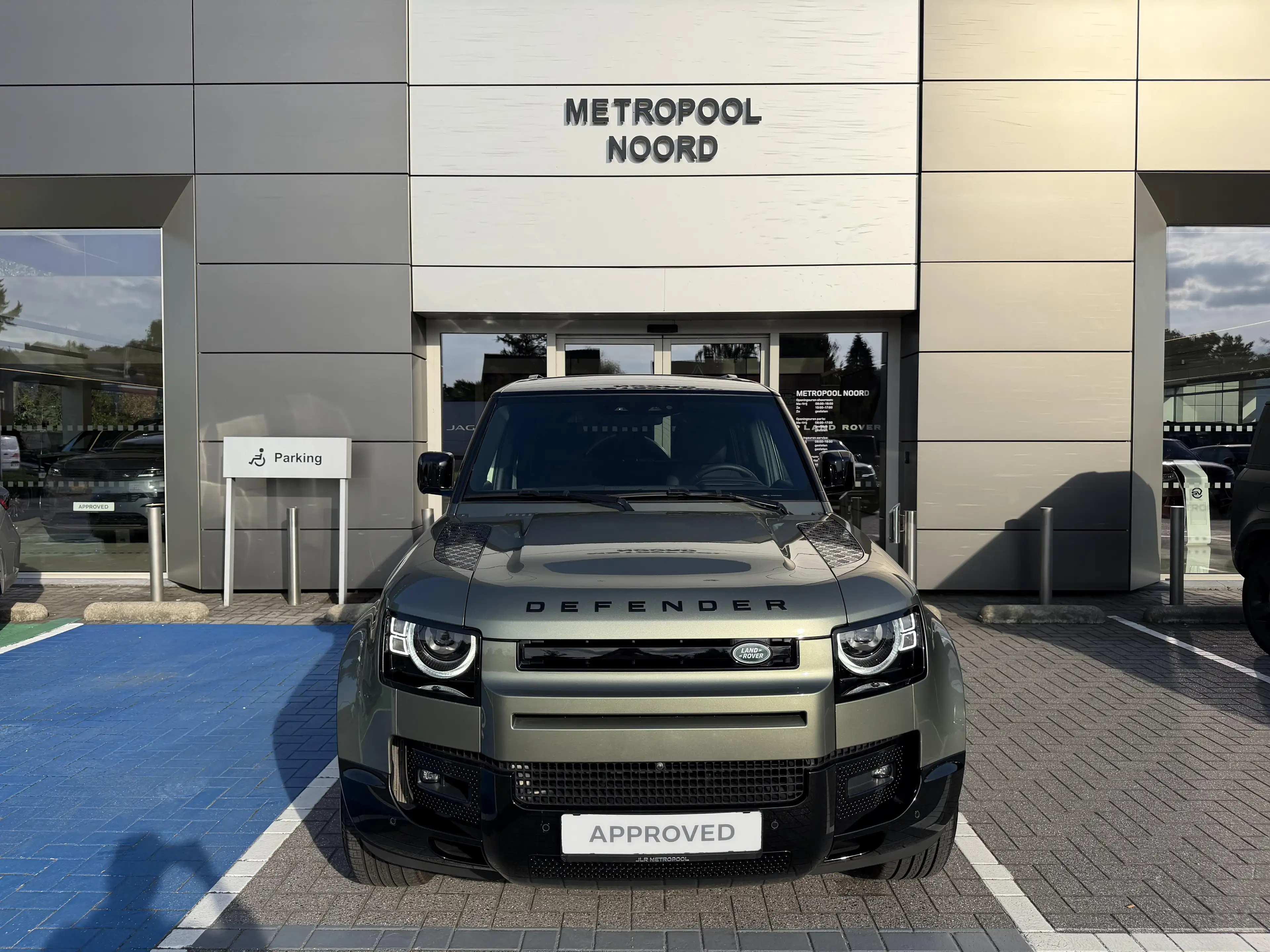 Land Rover Defender P300e X-Dynamic SE — photo 2