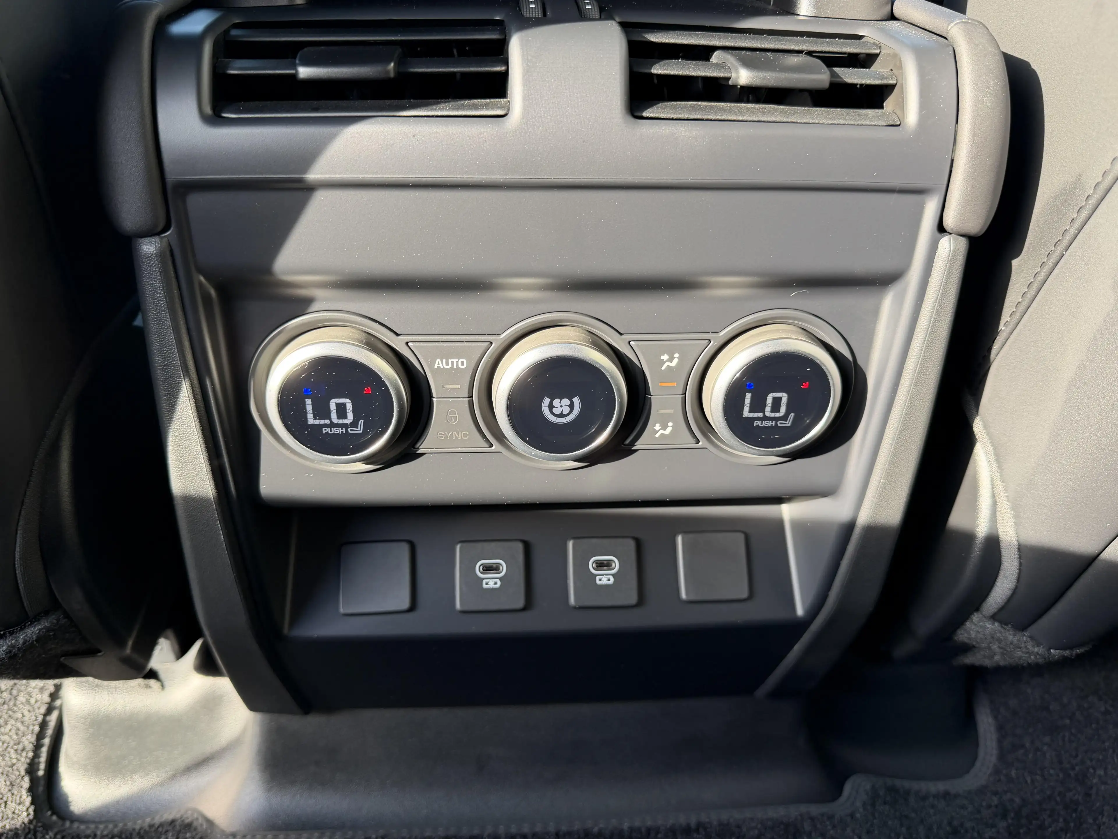 Land Rover Defender P300e X-Dynamic SE — photo 11