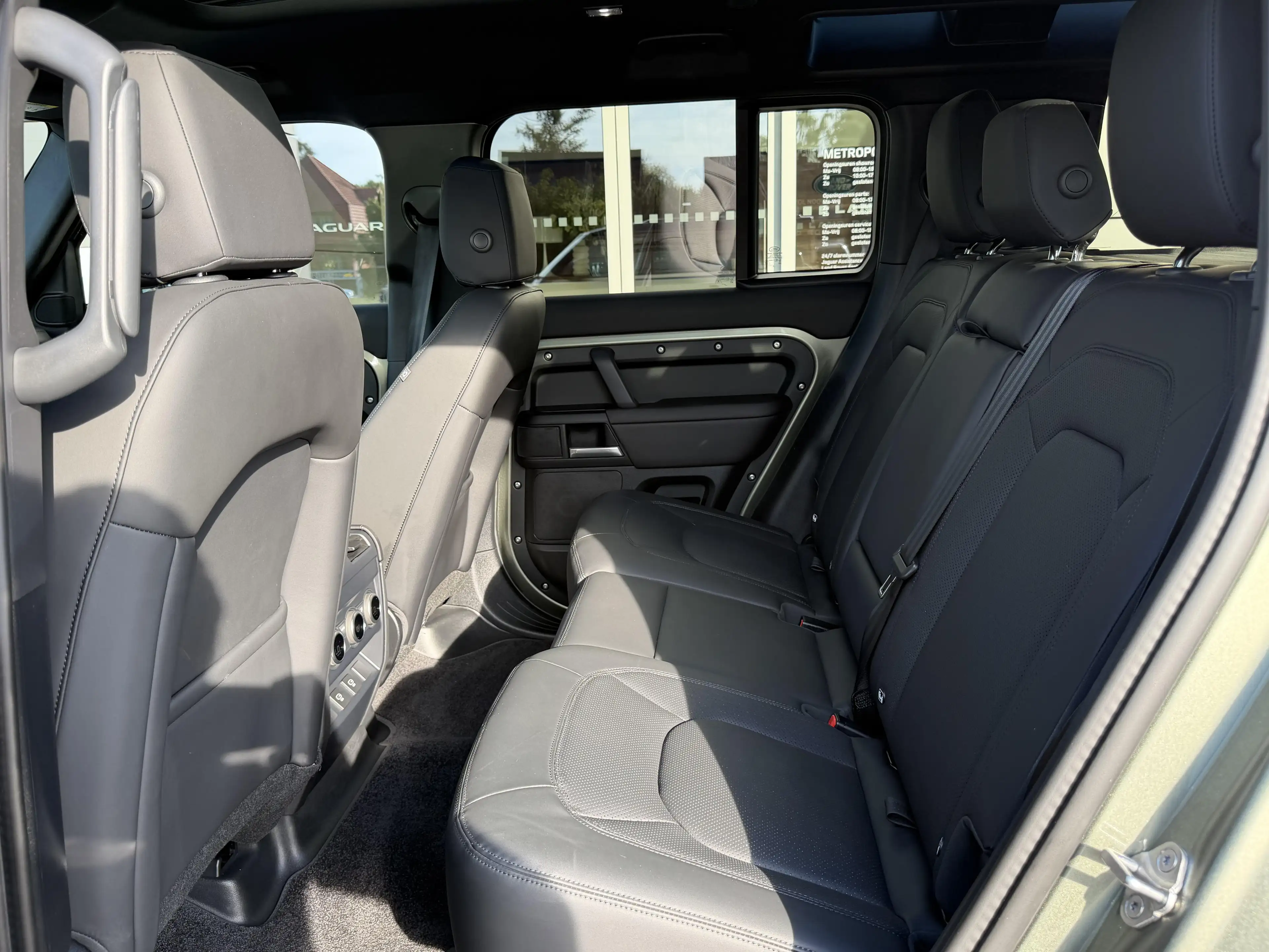 Land Rover Defender P300e X-Dynamic SE — photo 7