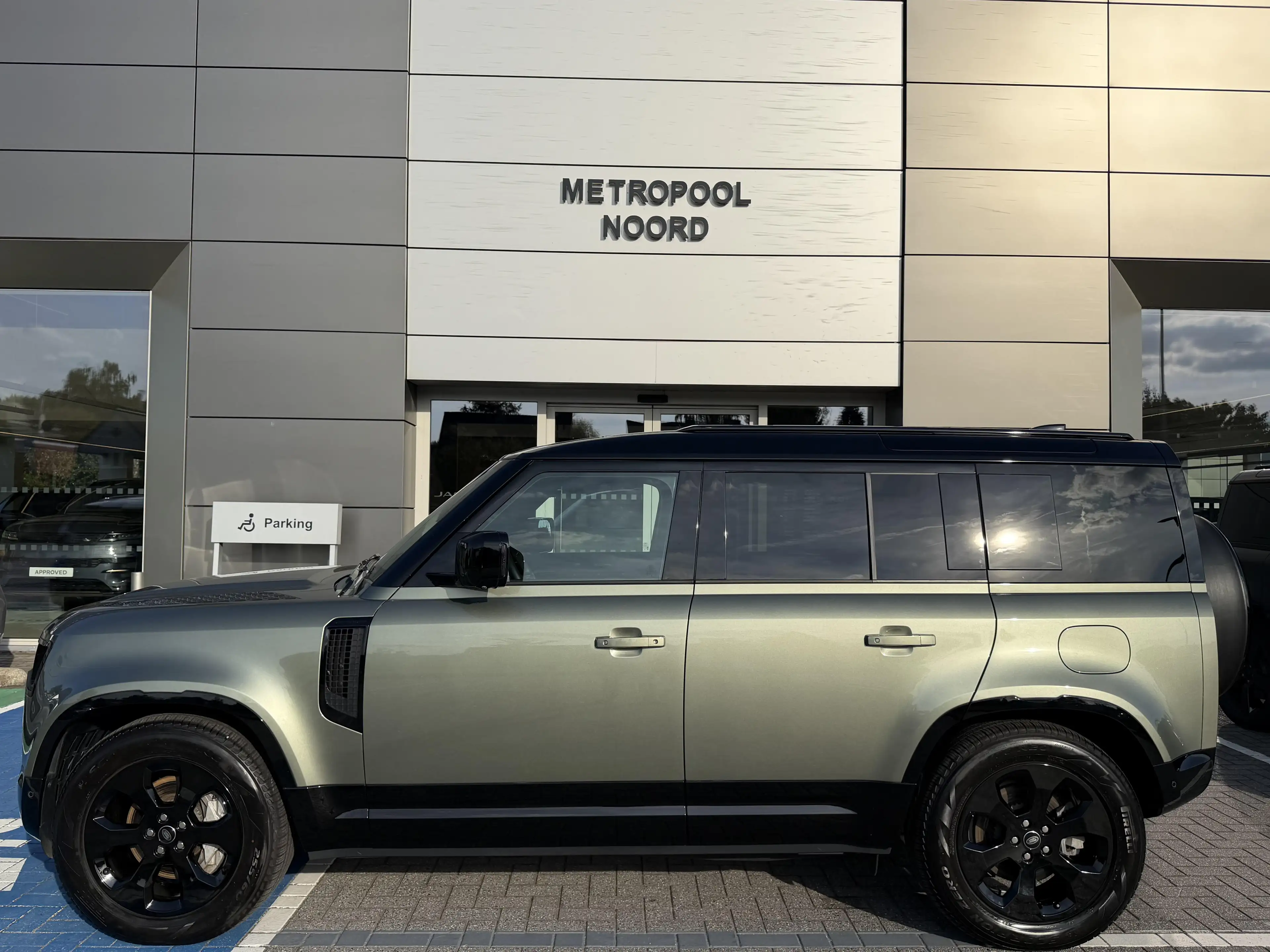 Land Rover Defender P300e X-Dynamic SE — photo 3