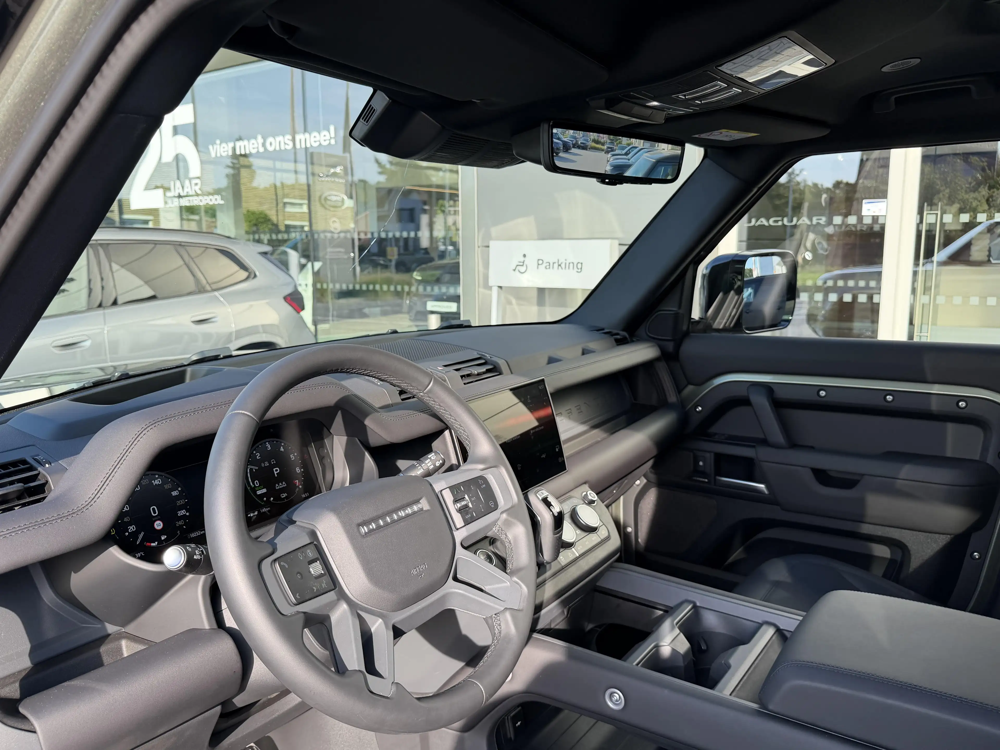 Land Rover Defender P300e X-Dynamic SE — photo 10