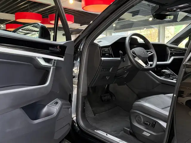 Volkswagen Touareg view 10