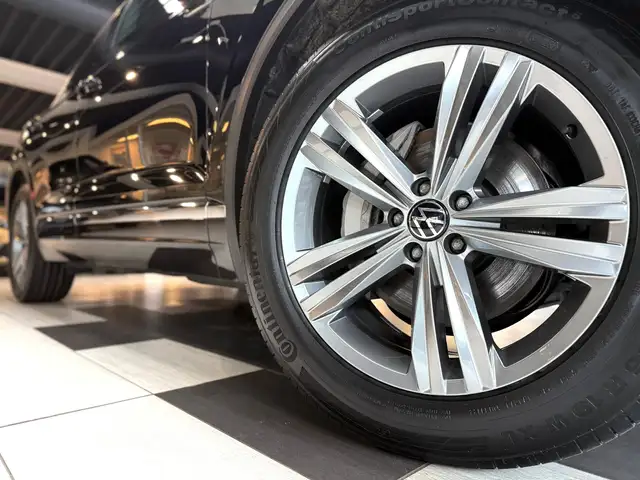 Volkswagen Touareg view 5