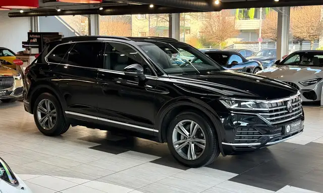 Volkswagen Touareg view 4