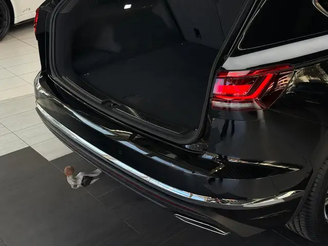 Volkswagen Touareg view 7