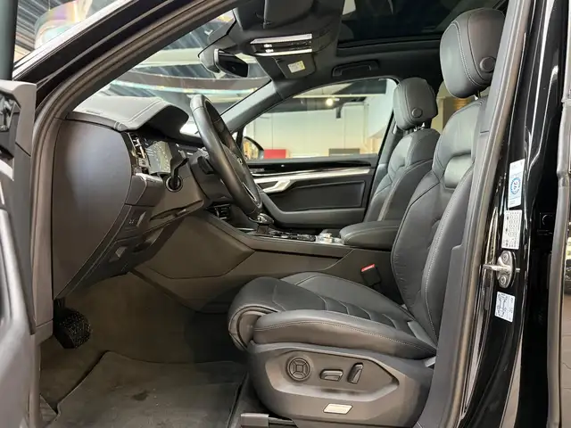 Volkswagen Touareg view 12
