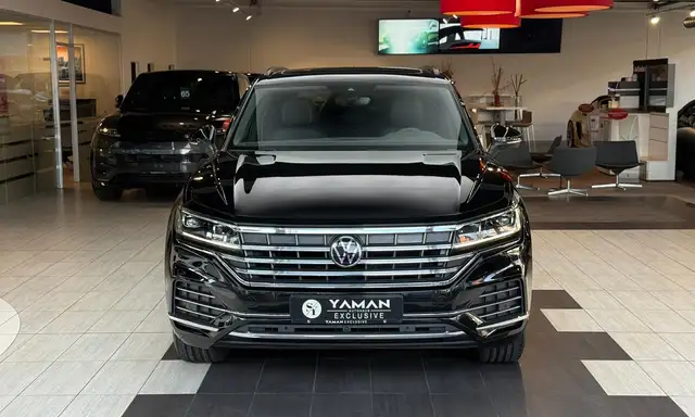 Volkswagen Touareg view 3