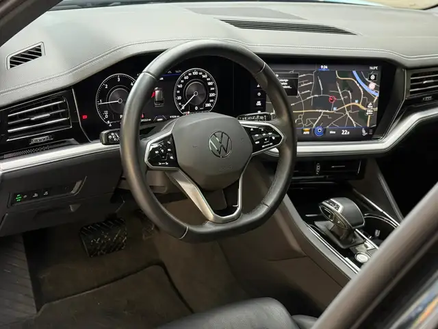 Volkswagen Touareg view 14