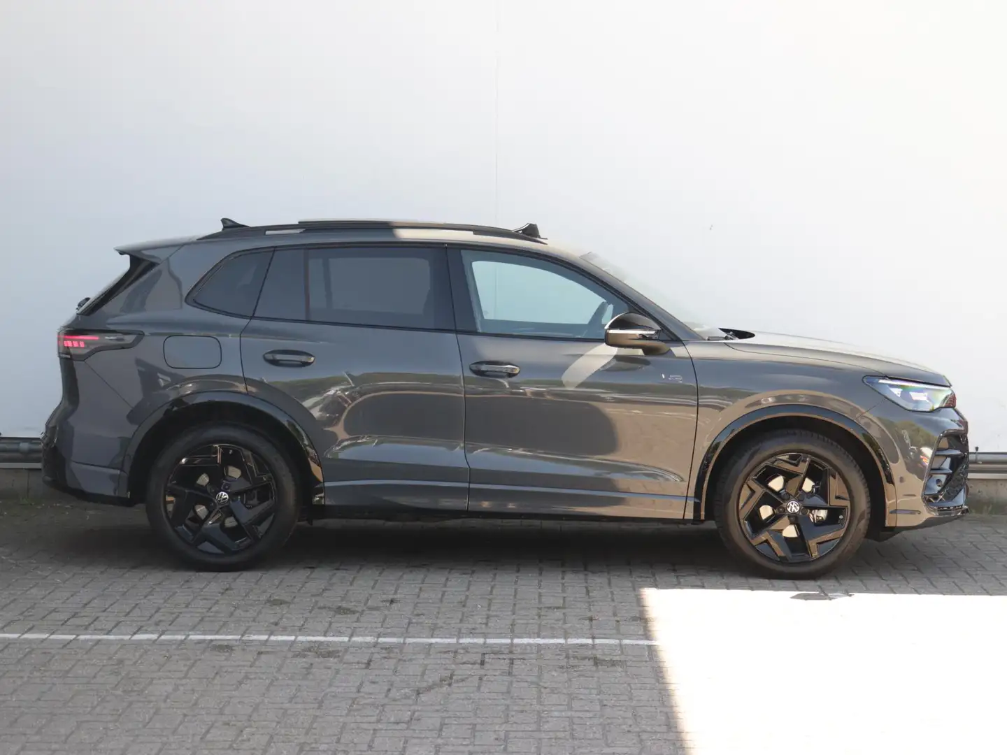 Volkswagen Tiguan 1.5 eTSI R-Line | Panoramadak | Black style | Dode Gris - 2