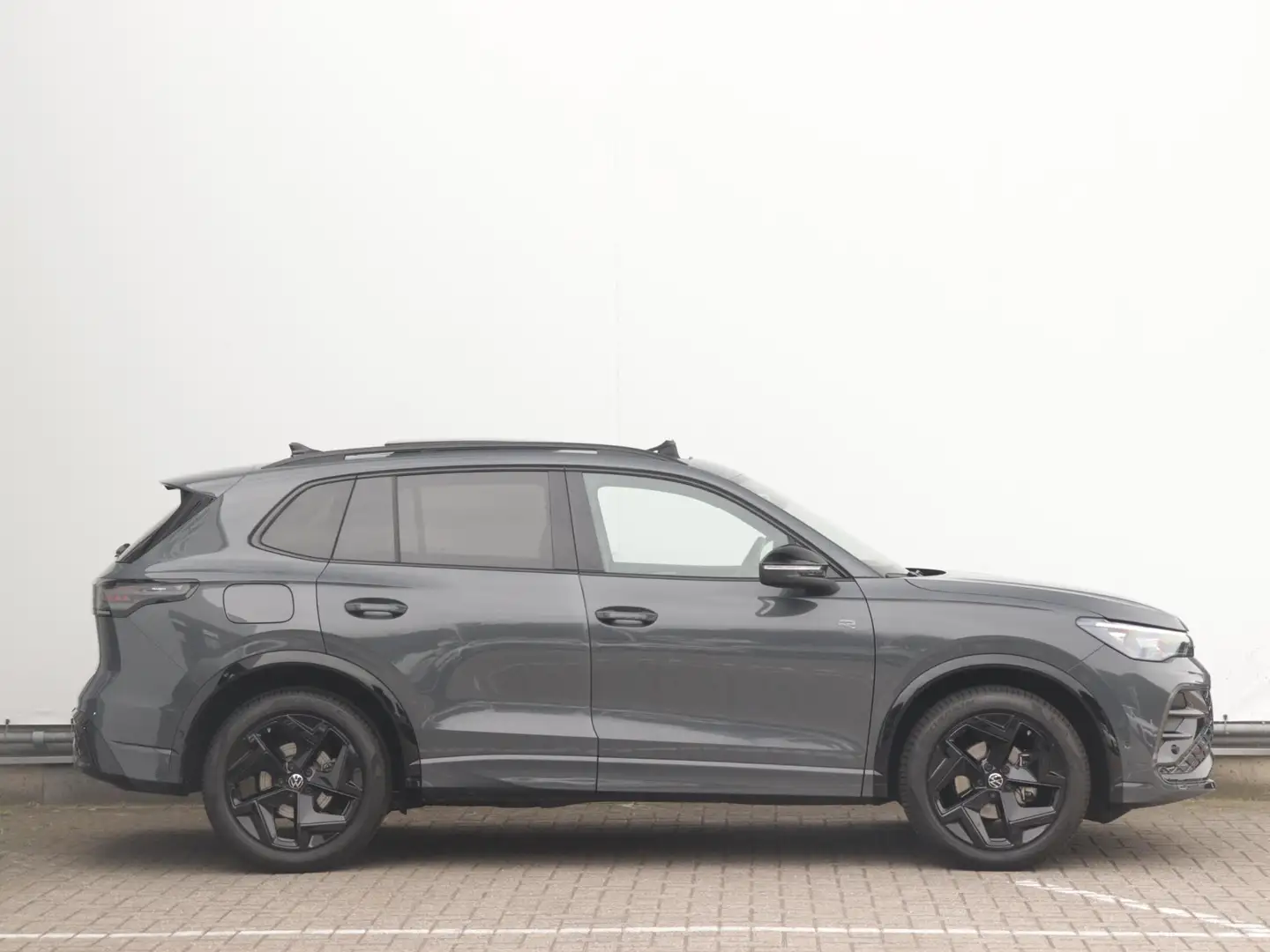 Volkswagen Tiguan 1.5 eTSI R-Line | Panoramadak | Black style | Dode Grau - 2