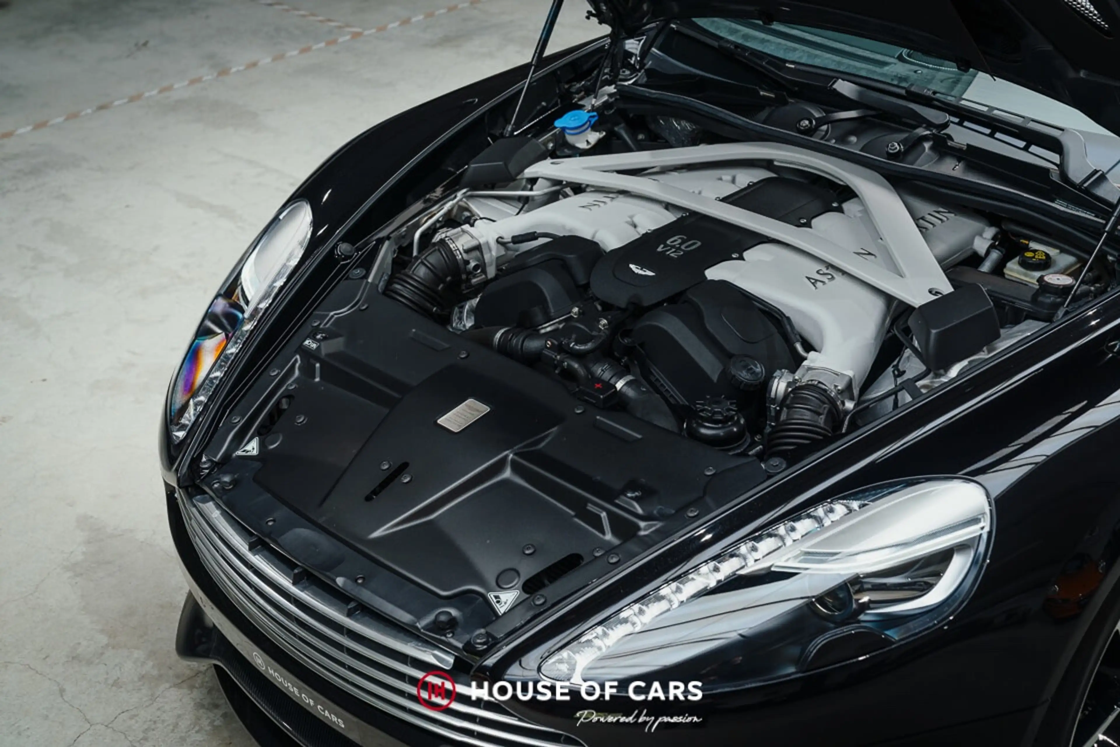 Aston Martin Vanquish II 2+2 TOUCHTRONIC III JUST SERVICED — photo 12