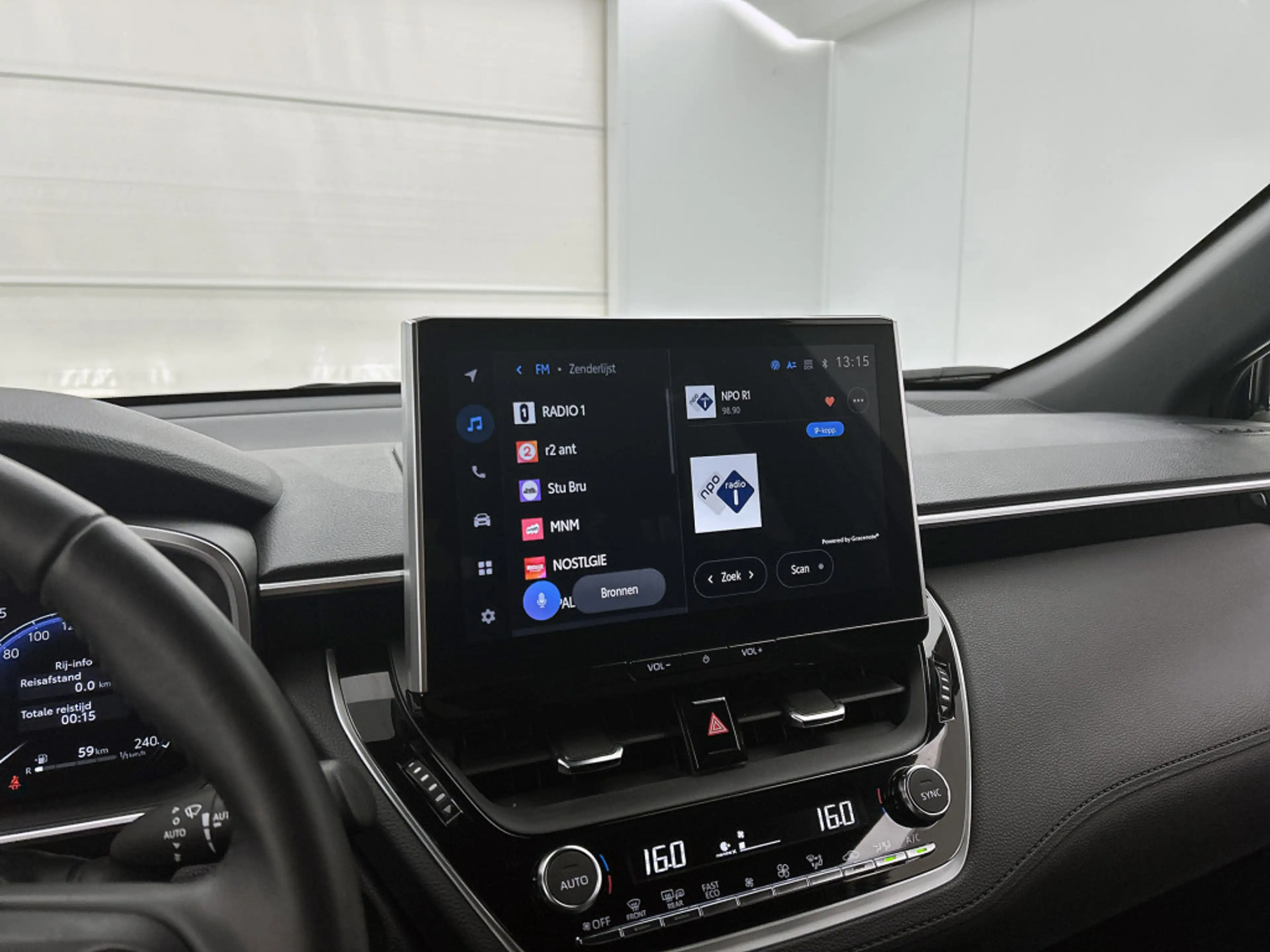 Toyota Corolla Cross 2.0 High Power Hybrid First Edition | Stoelverwarm — photo 11