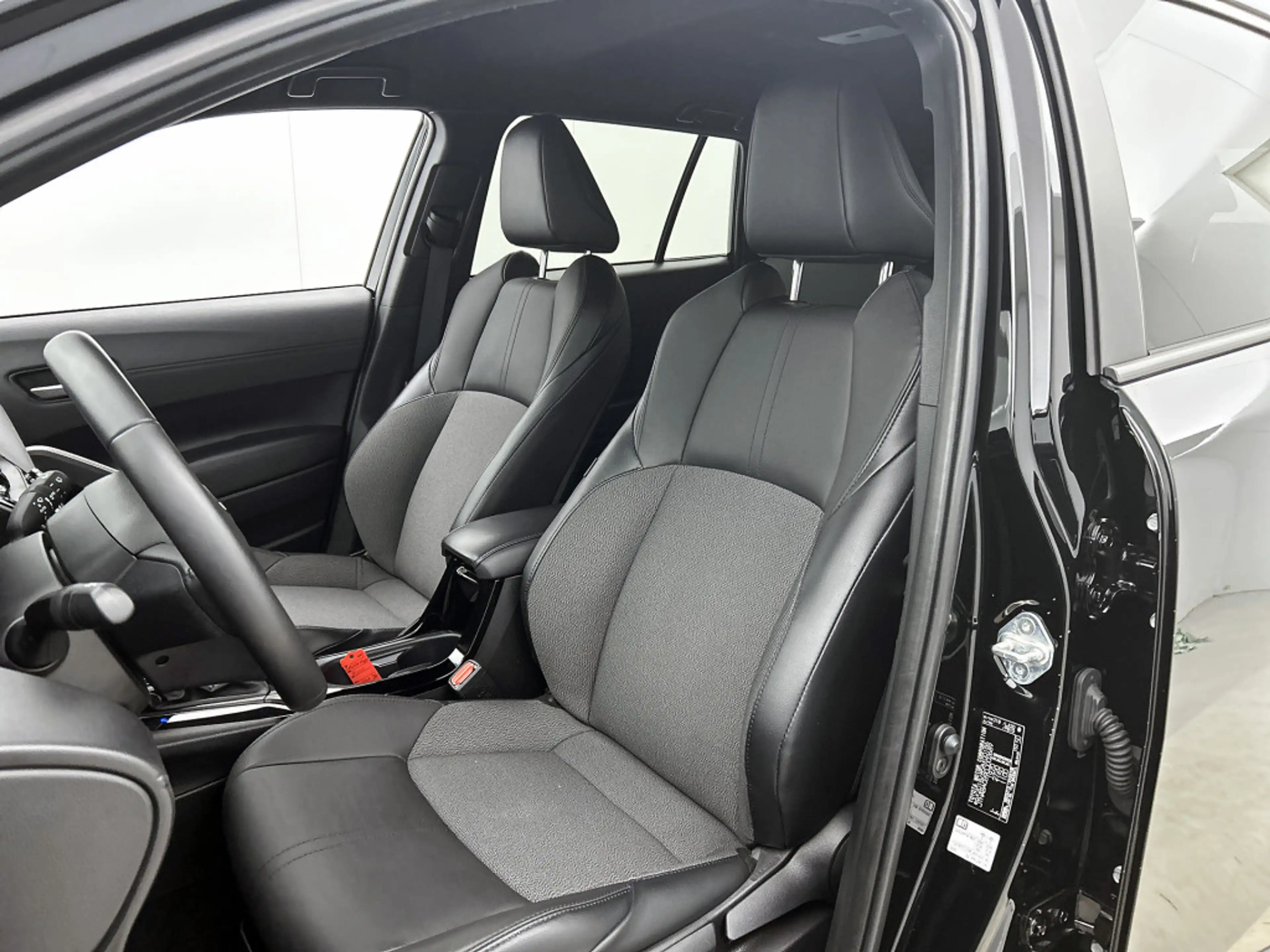 Toyota Corolla Cross 2.0 High Power Hybrid First Edition | Stoelverwarm — photo 8