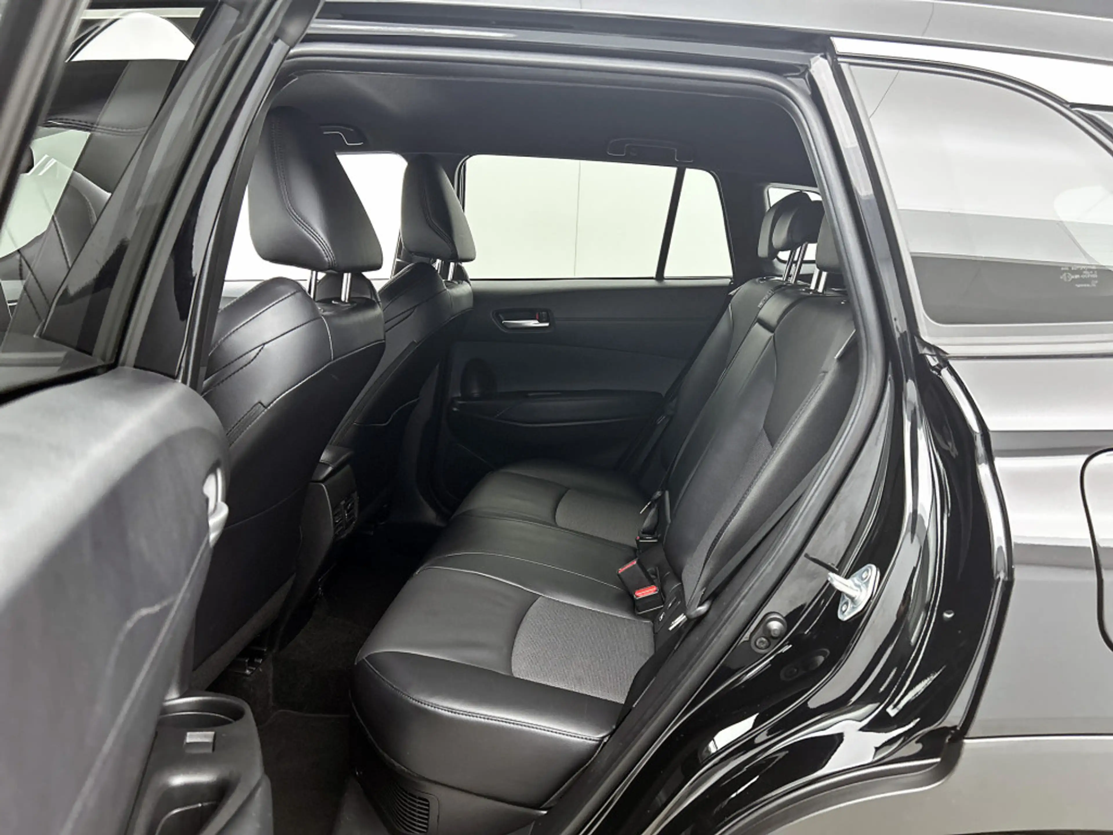Toyota Corolla Cross 2.0 High Power Hybrid First Edition | Stoelverwarm — photo 9